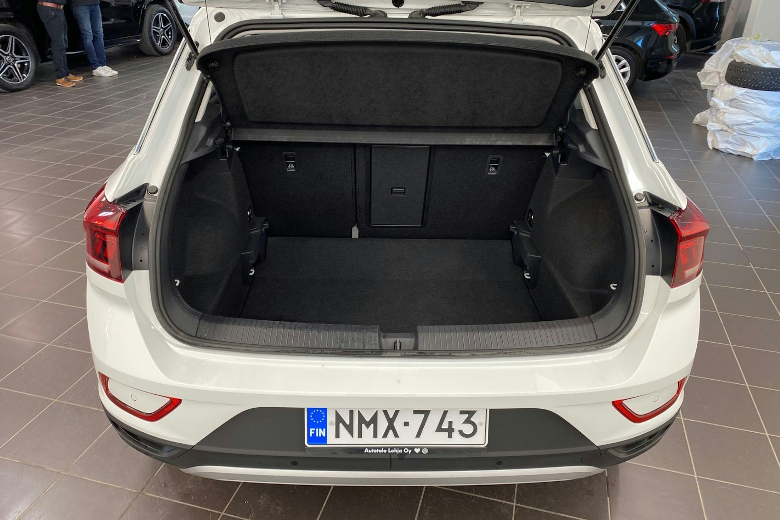 Valkoinen Volkswagen T-Roc 2023 kuva 19.