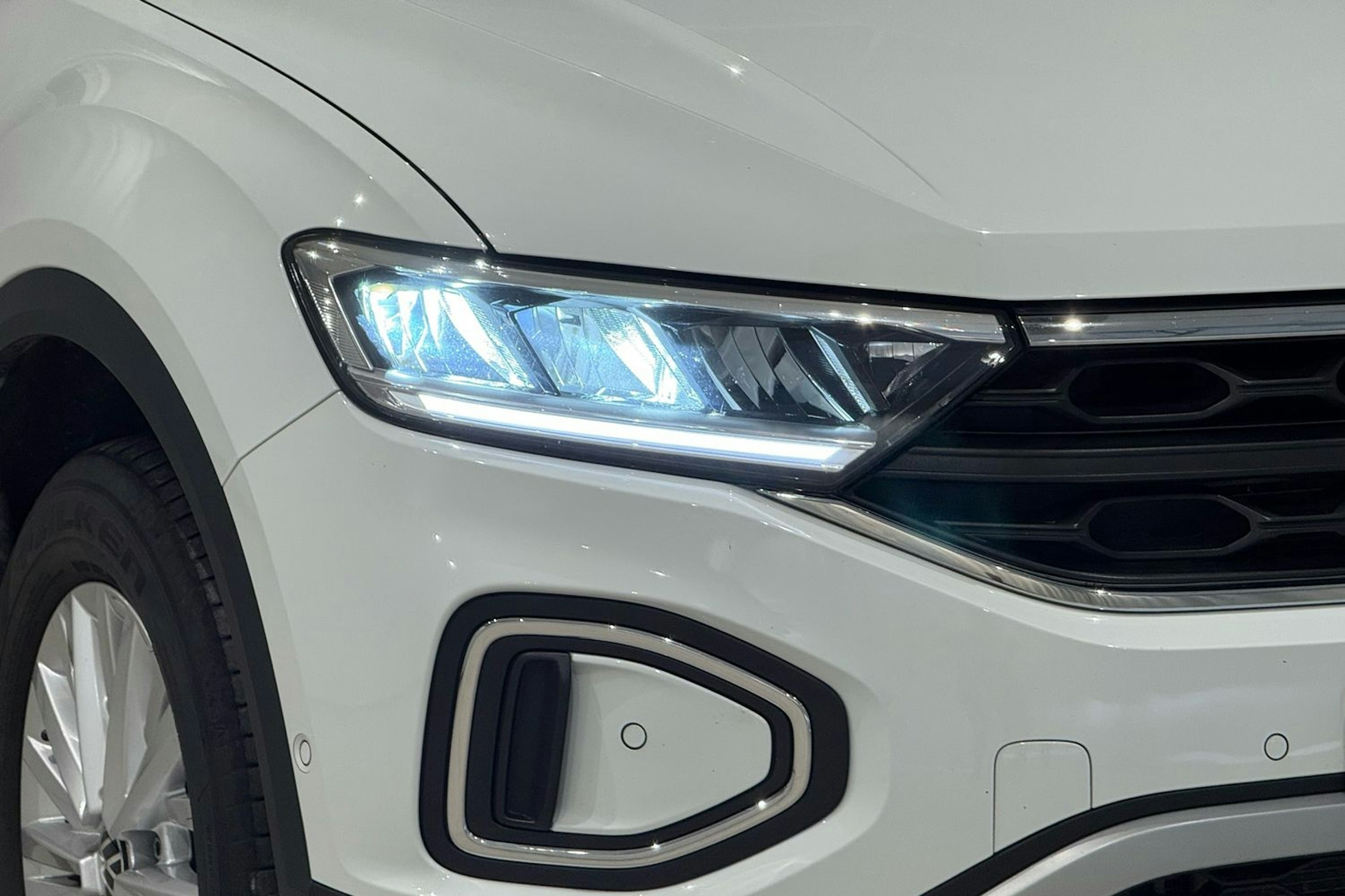 valkoinen Volkswagen T-Roc 2023 kuva 15.