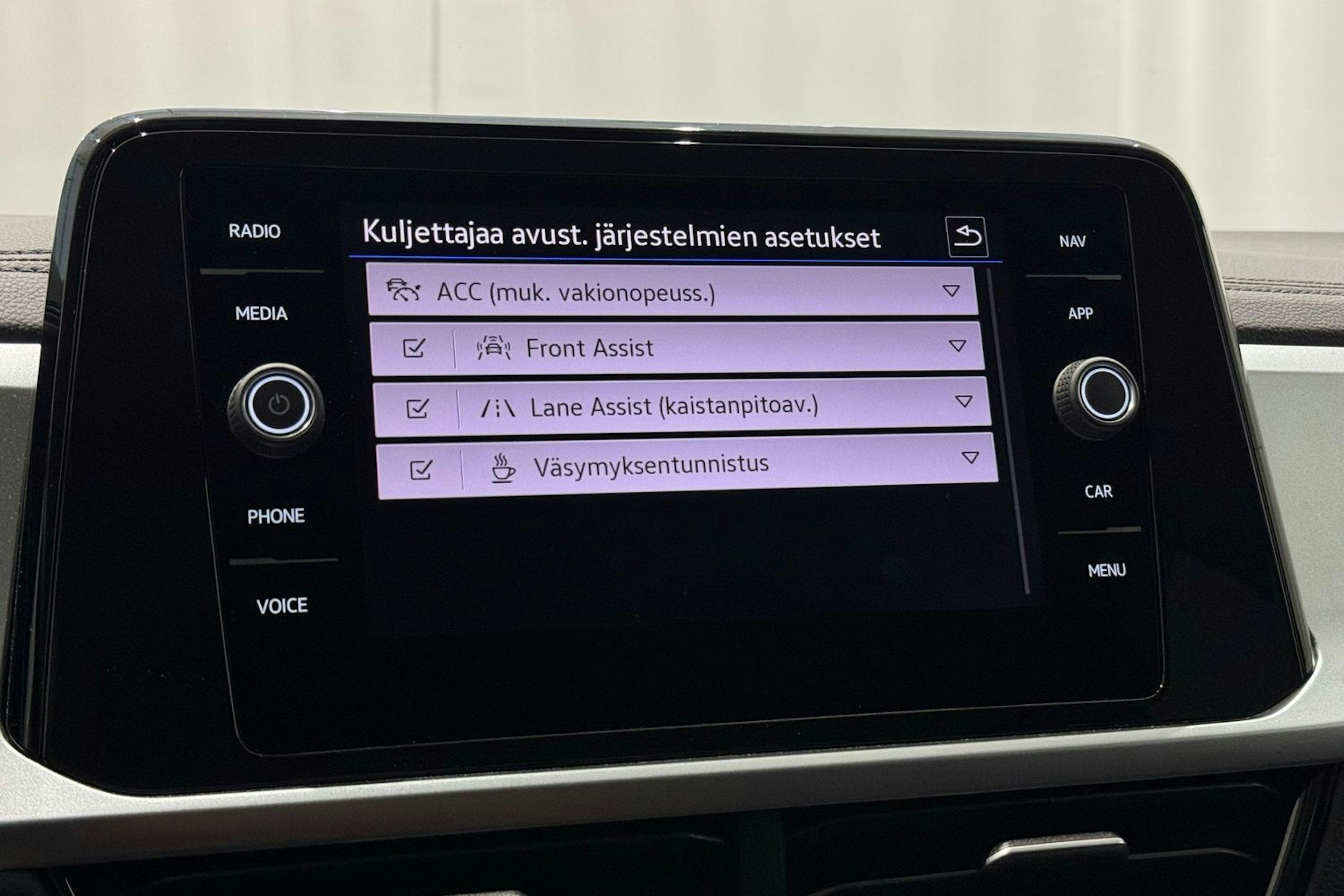 valkoinen Volkswagen T-Roc 2023 kuva 24.