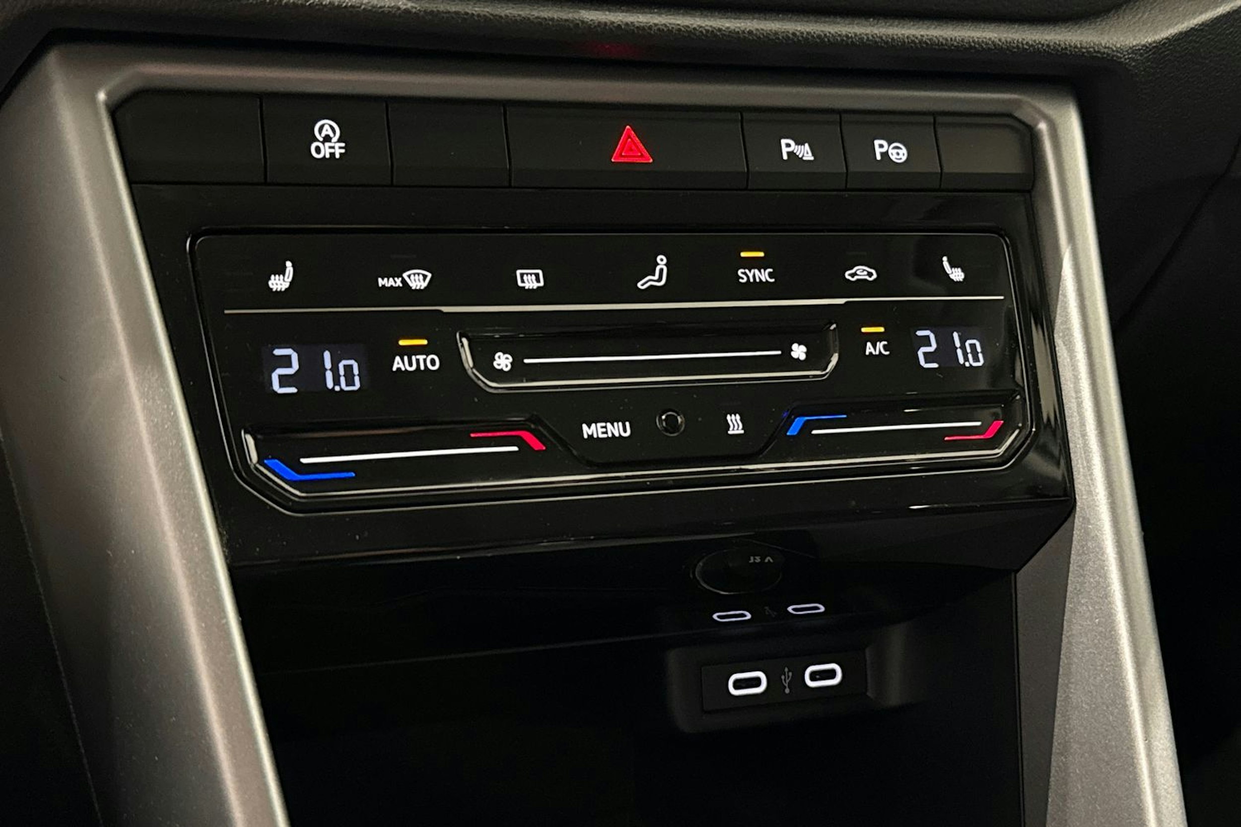 valkoinen Volkswagen T-Roc 2023 kuva 25.