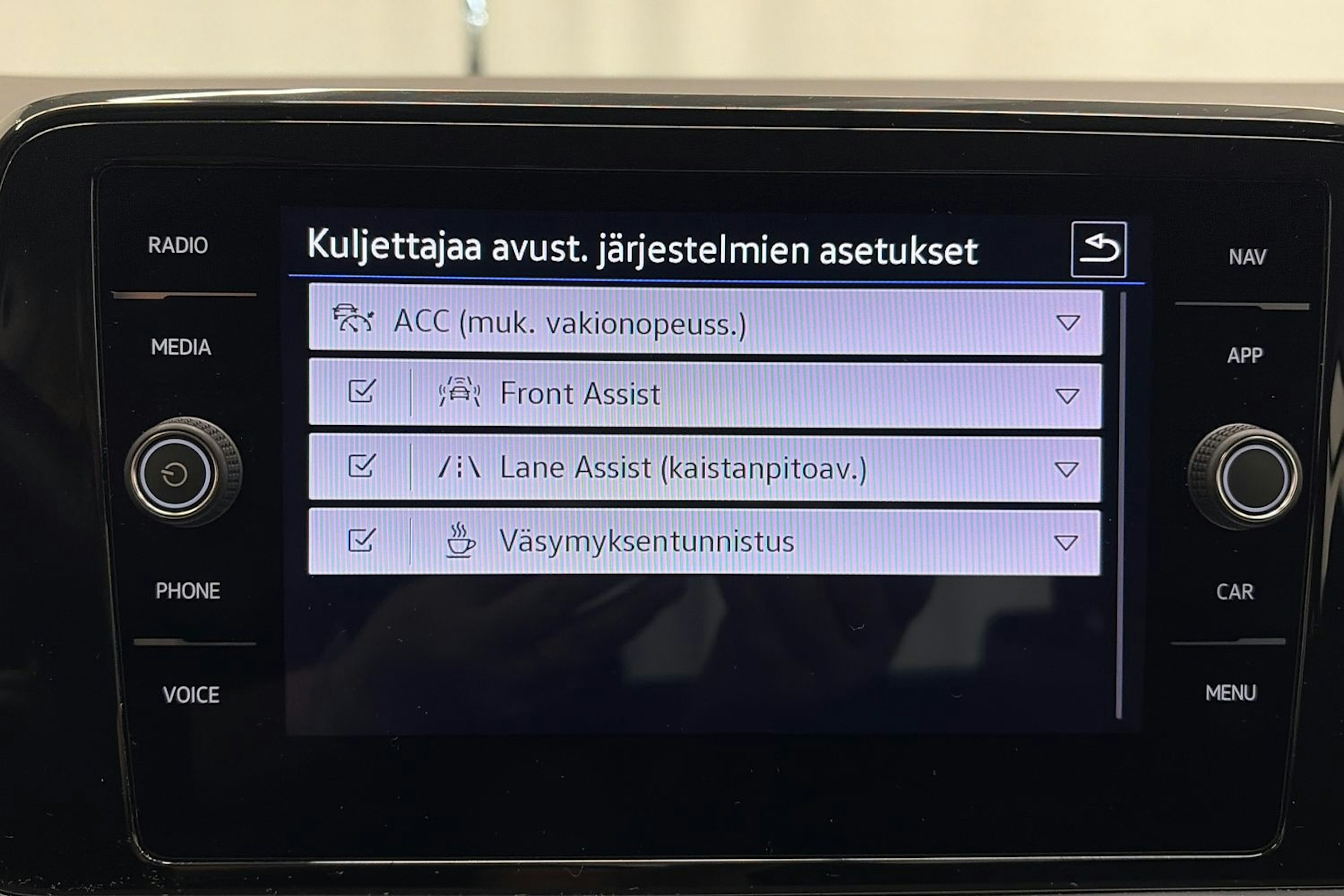 musta Volkswagen T-Roc 2023 kuva 20.