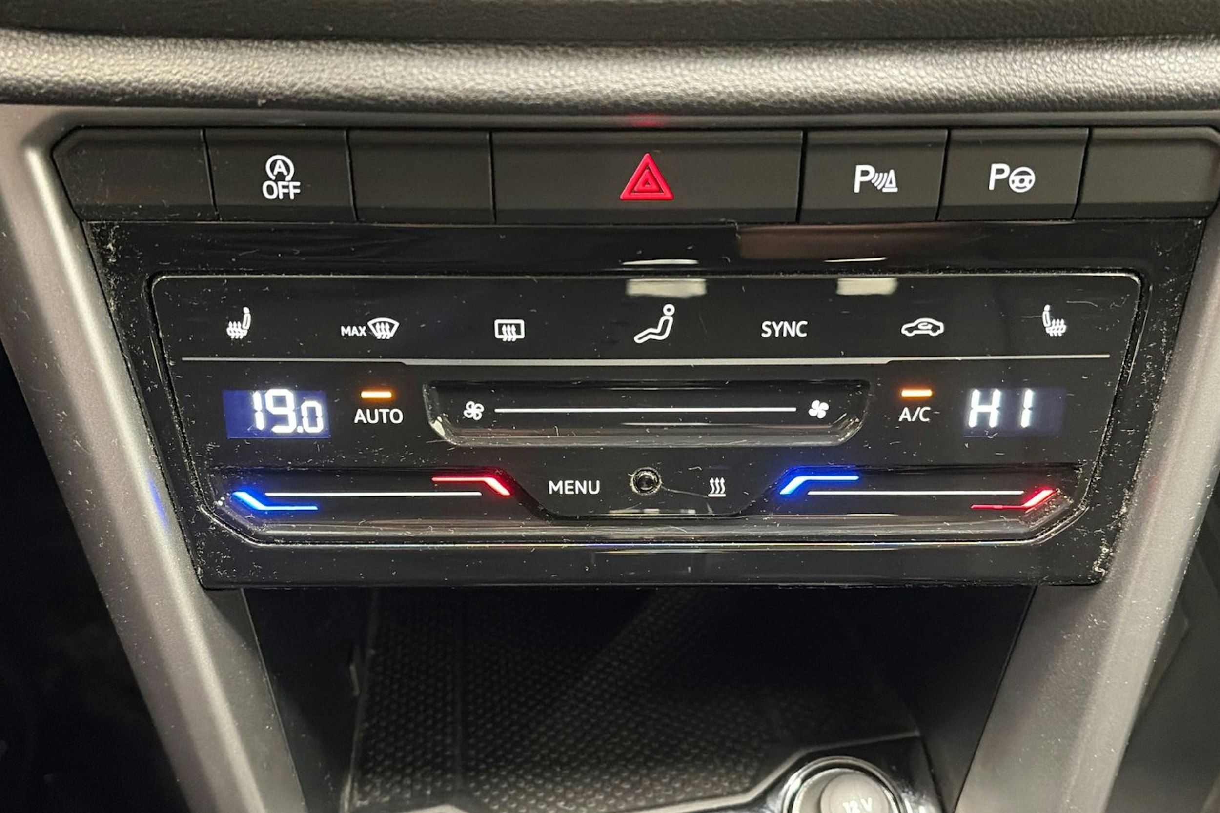 musta Volkswagen T-Roc 2023 kuva 23.