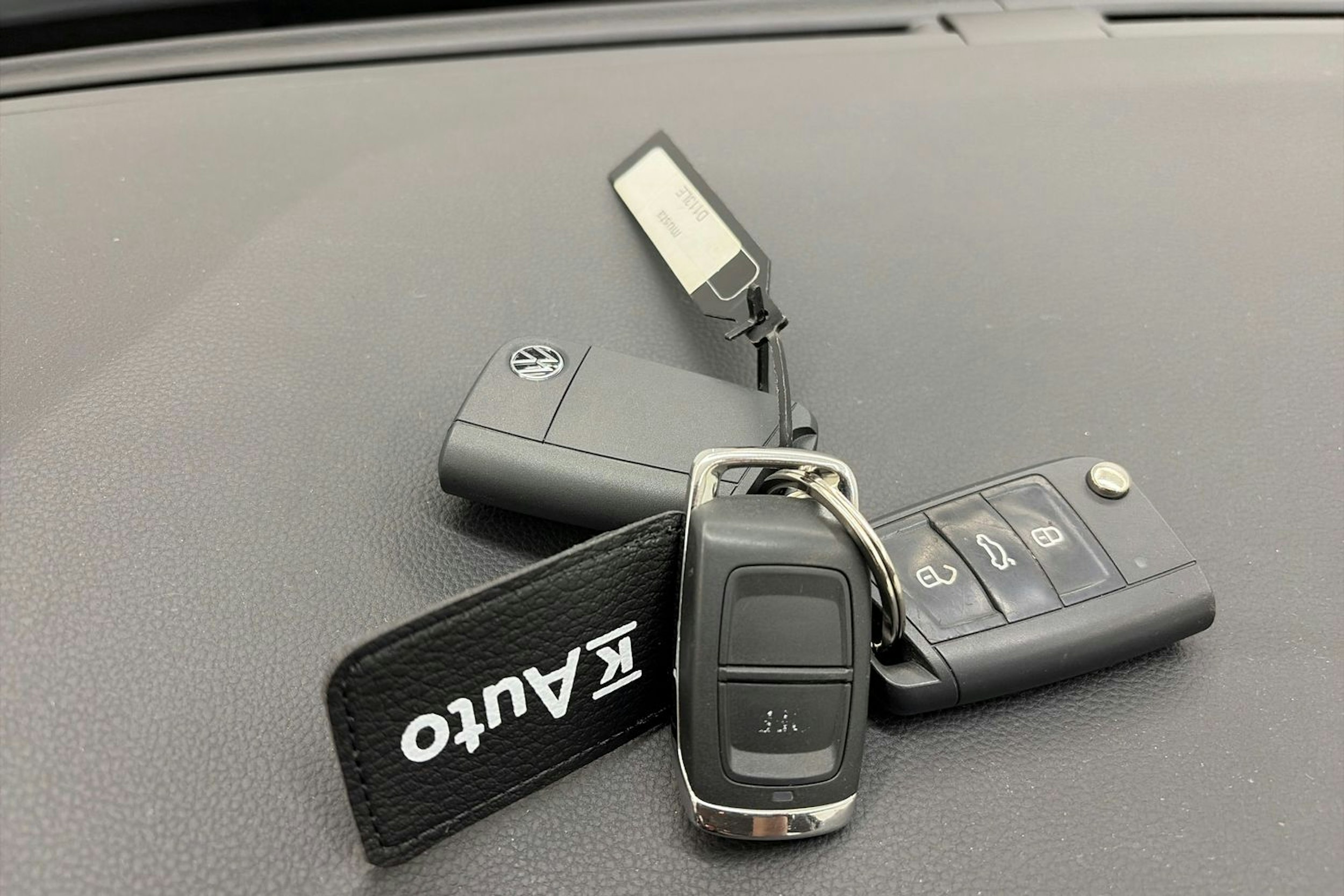 musta Volkswagen T-Roc 2023 kuva 24.