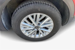 punainen Volkswagen T-Roc 2023 kuva 12.