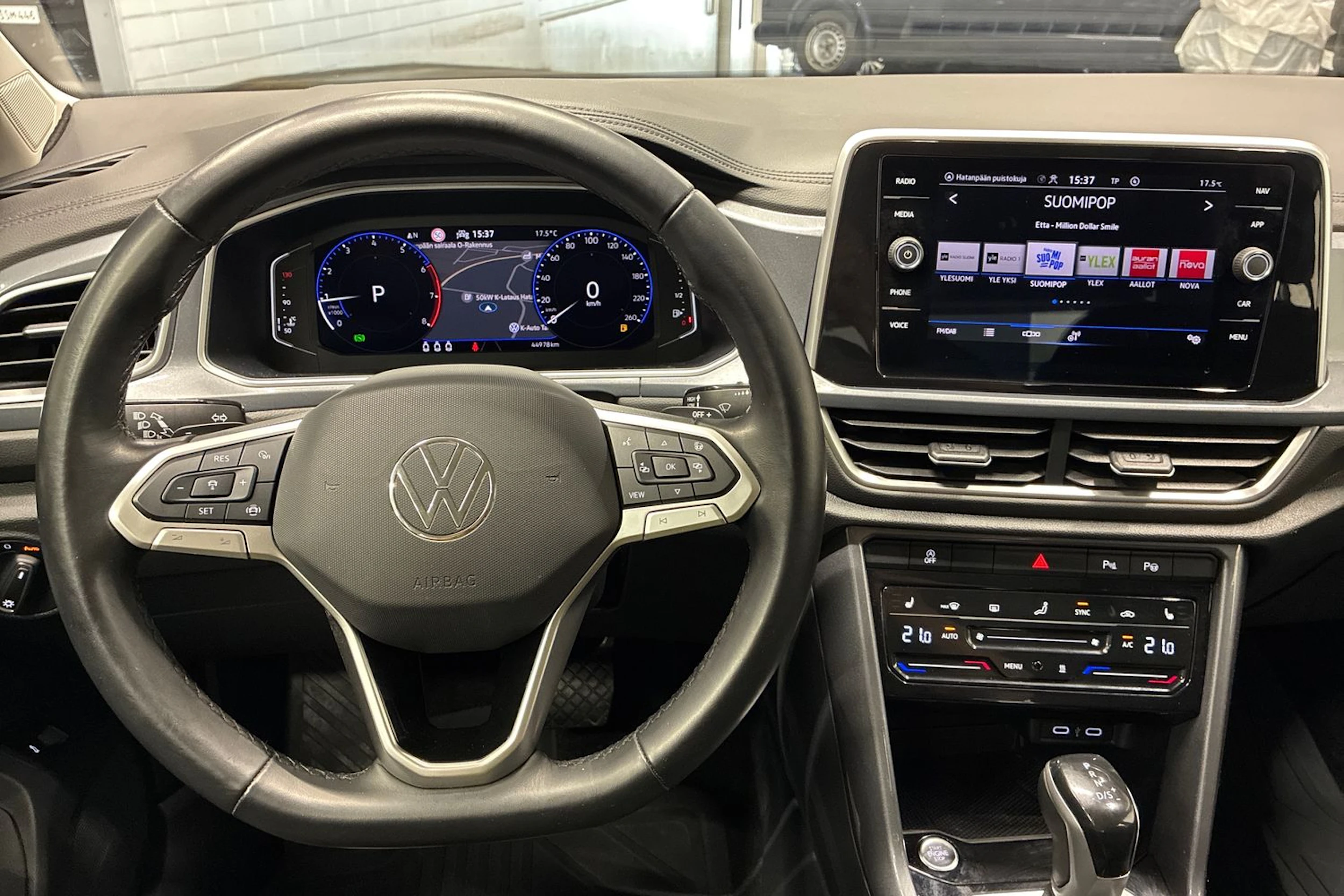 sininen Volkswagen T-Roc 2023 kuva 11.