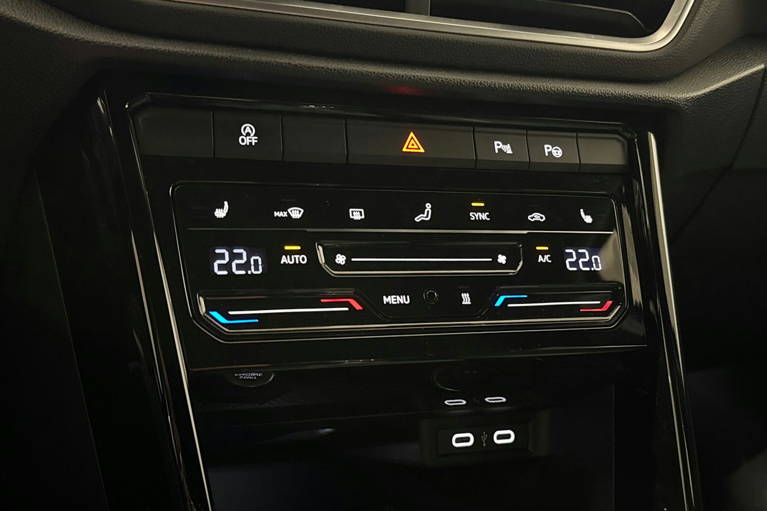 sininen Volkswagen T-Roc 2023 kuva 30.