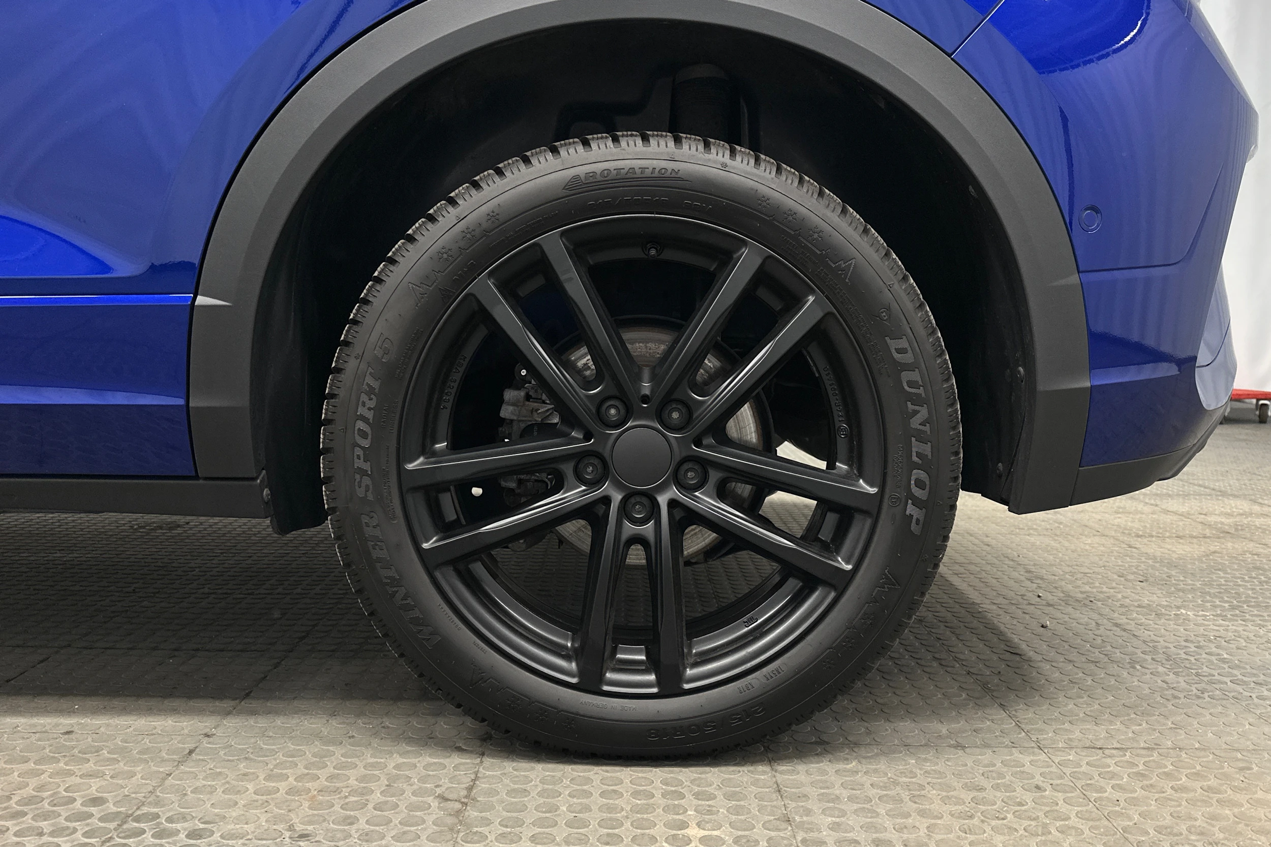 sininen Volkswagen T-Roc 2024 kuva 13.