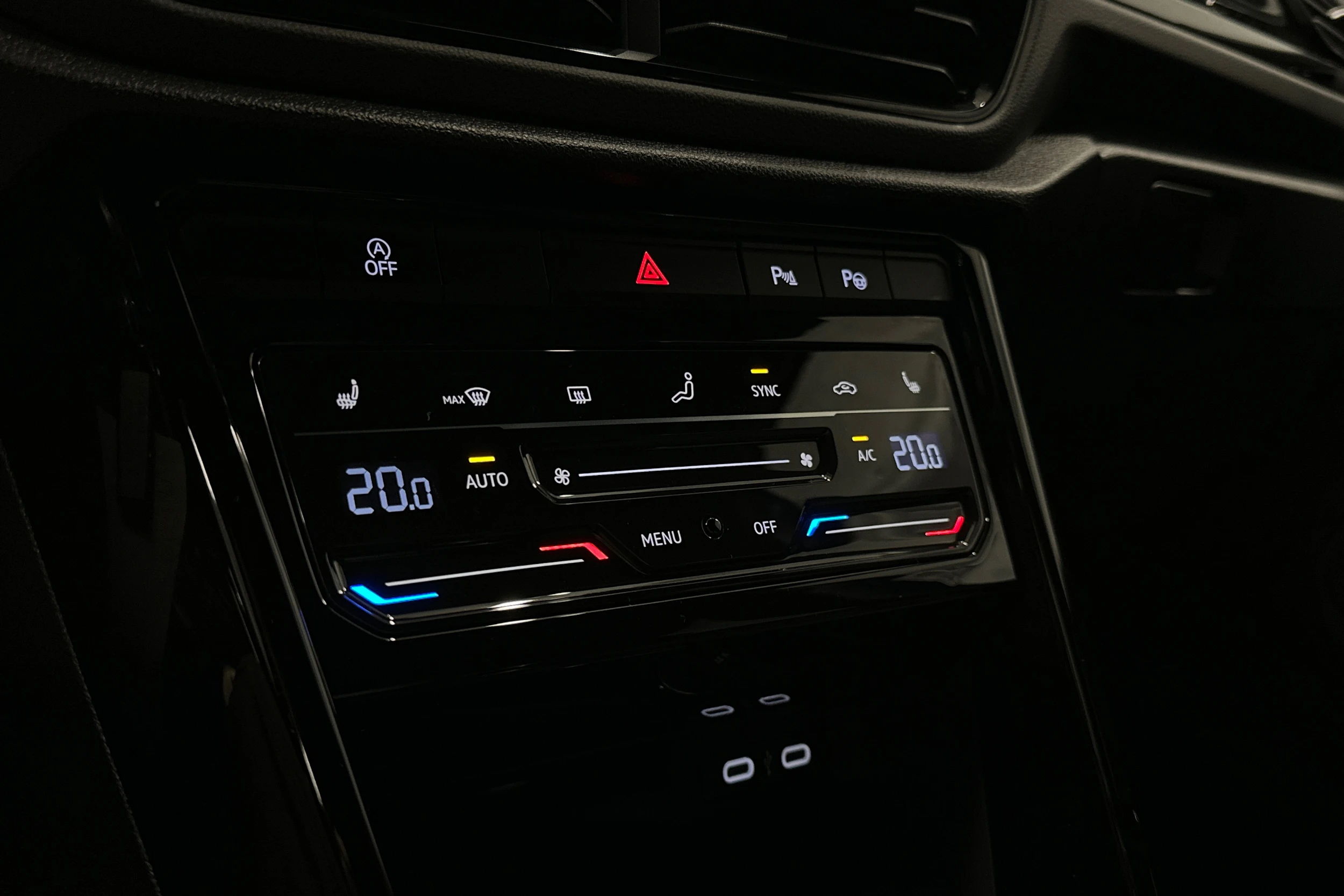 sininen Volkswagen T-Roc 2024 kuva 22.