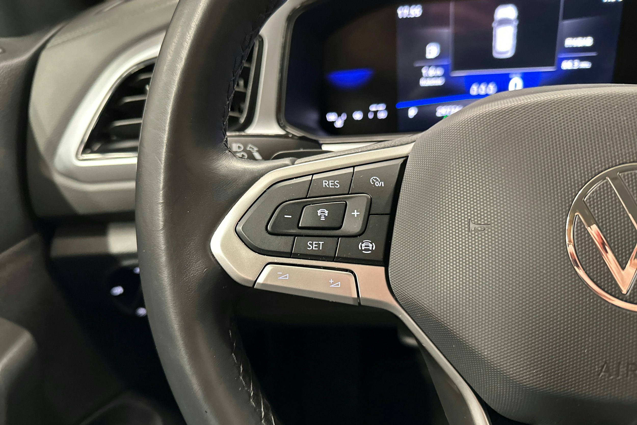 harmaa Volkswagen T-Roc 2024 kuva 14.