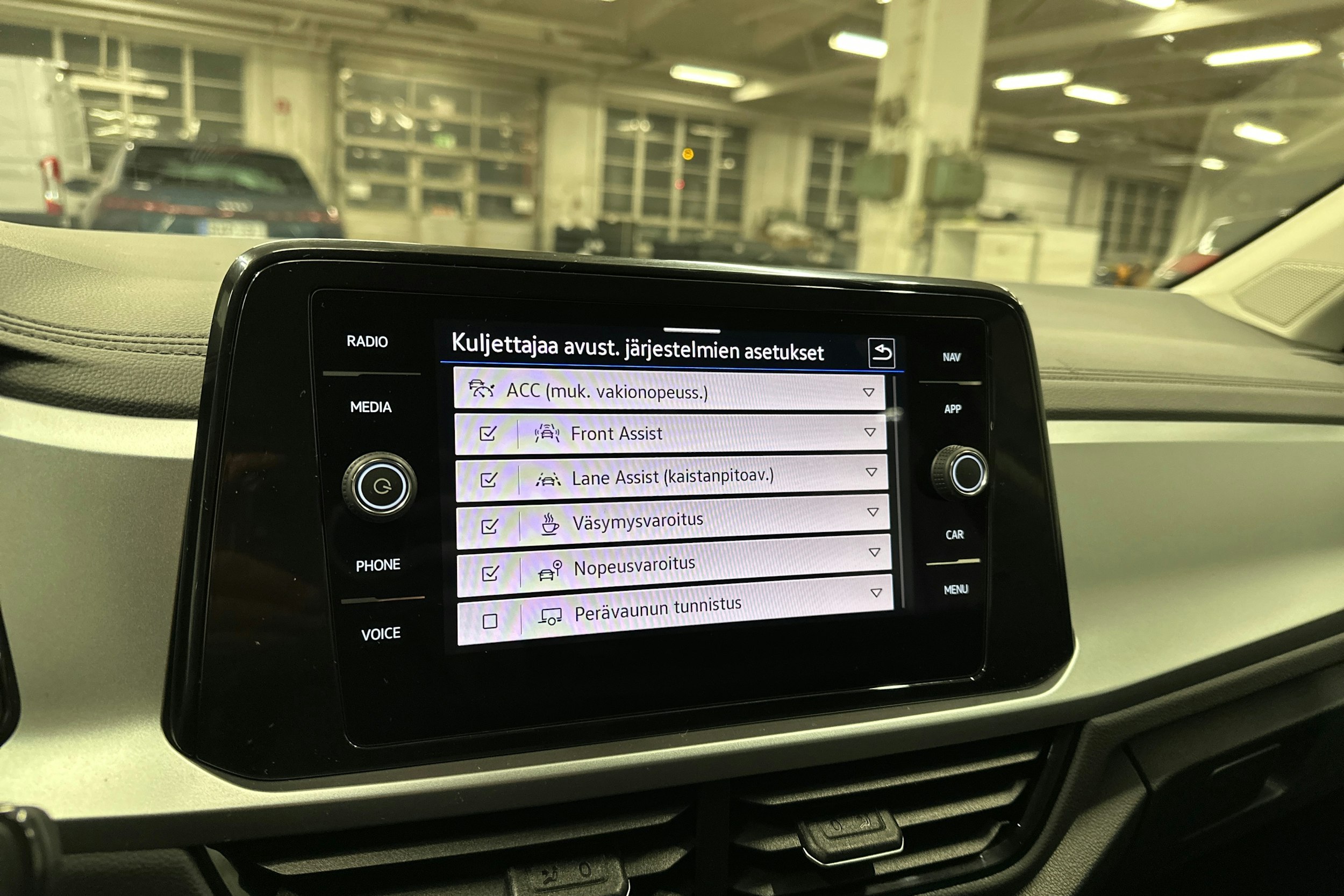 harmaa Volkswagen T-Roc 2024 kuva 20.