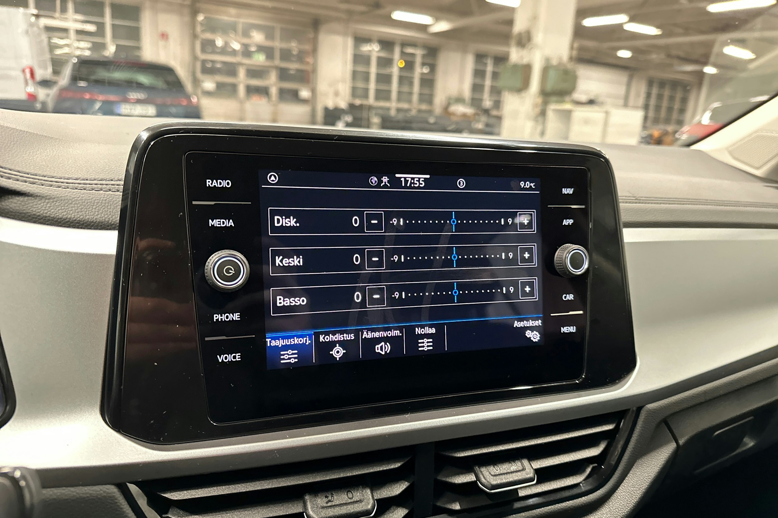 harmaa Volkswagen T-Roc 2024 kuva 21.