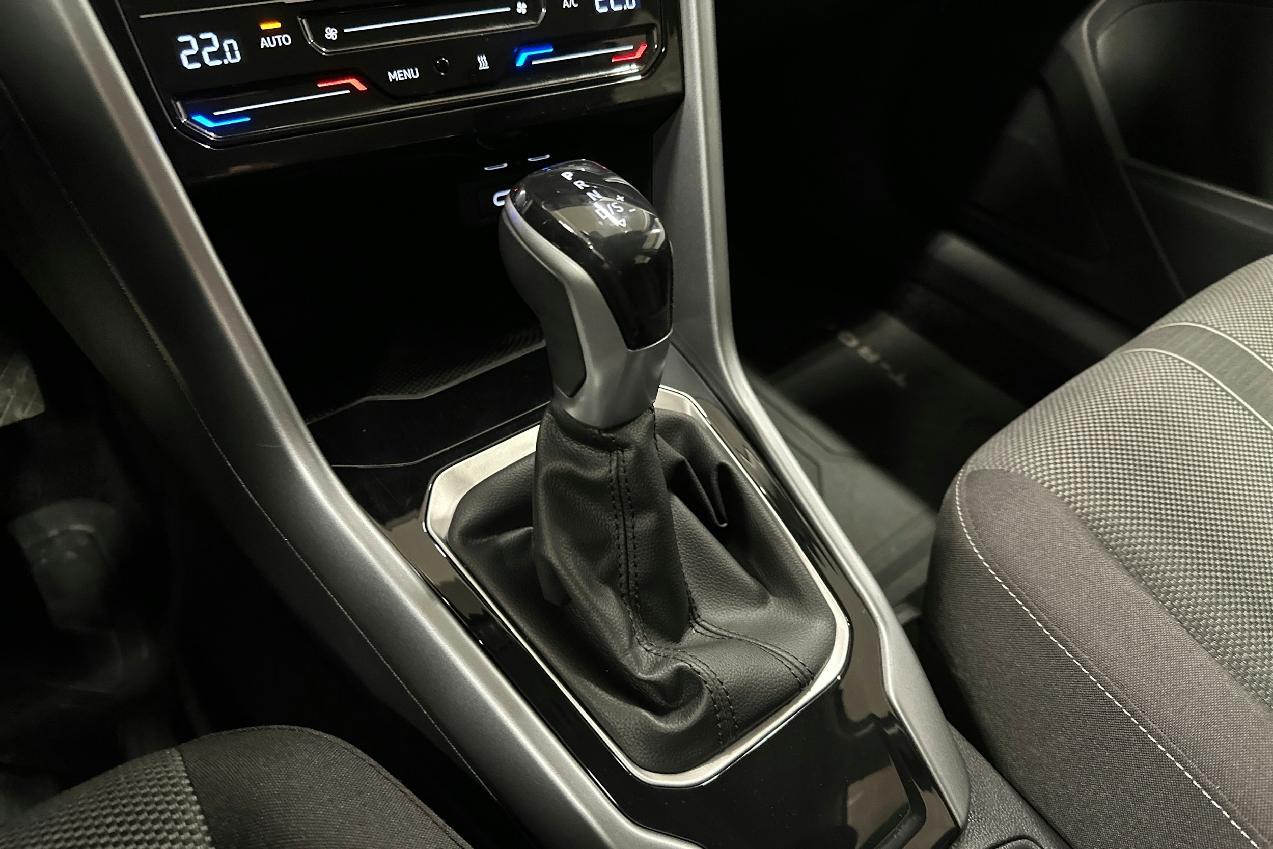 harmaa Volkswagen T-Roc 2024 kuva 24.