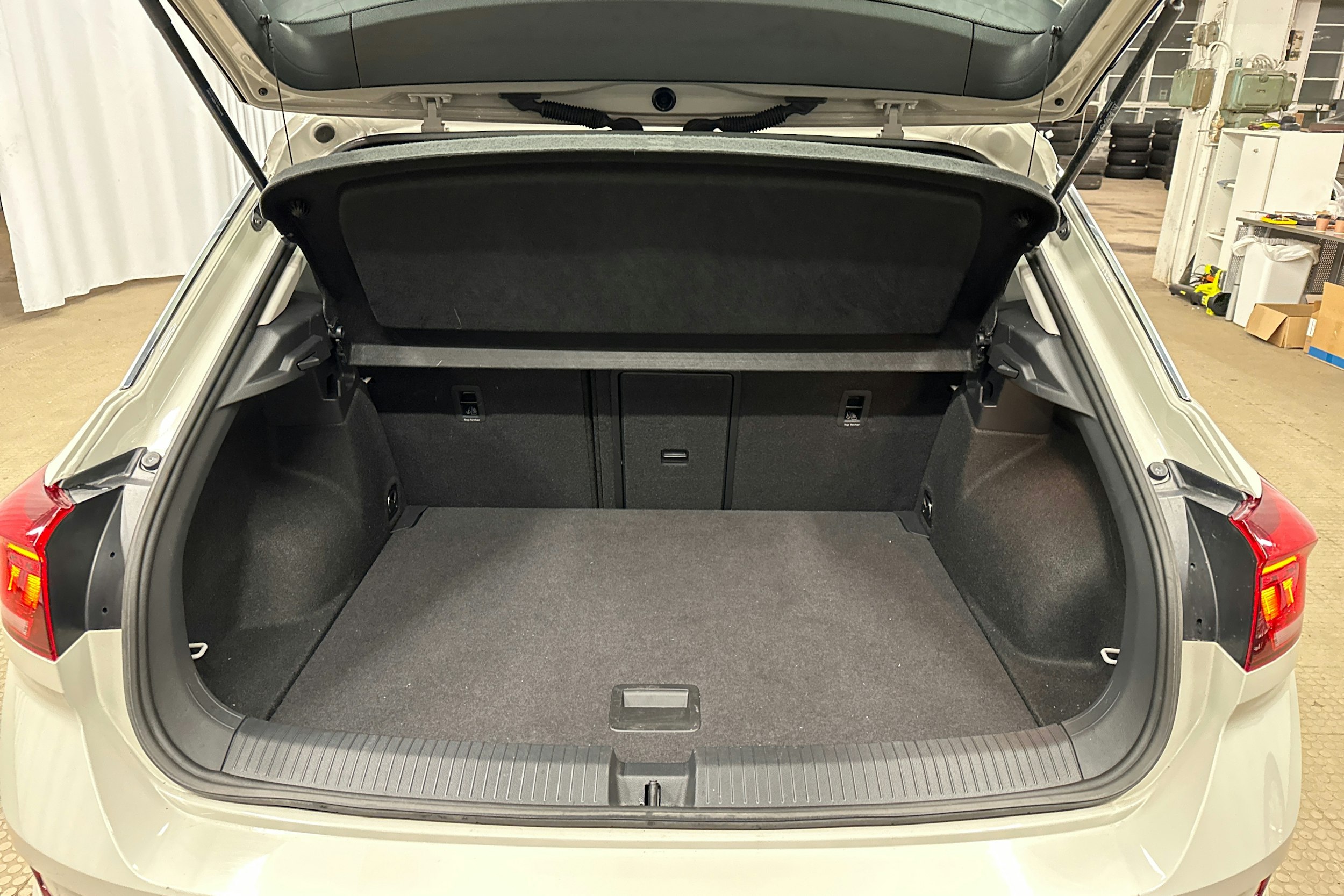 harmaa Volkswagen T-Roc 2024 kuva 26.