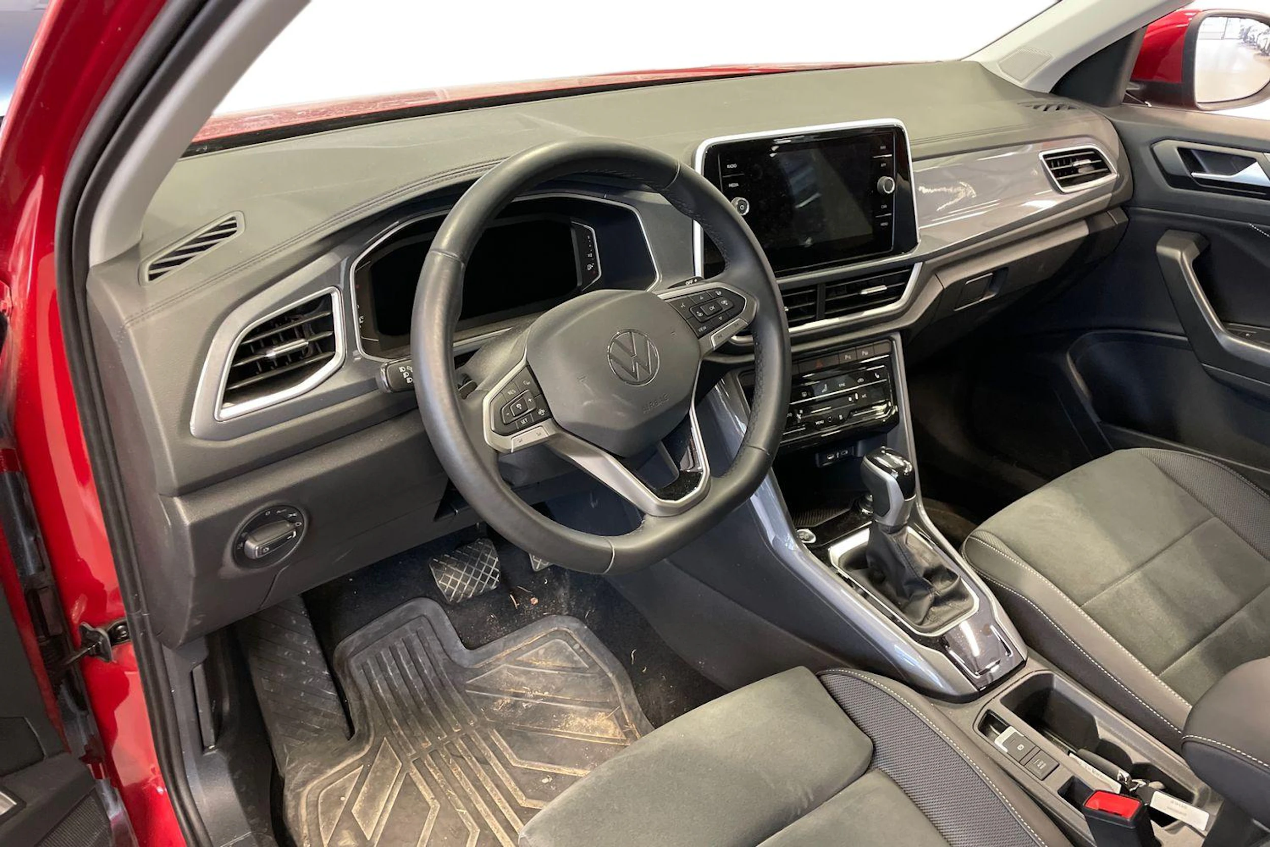 Punainen Volkswagen T-Roc 2024 kuva 3.