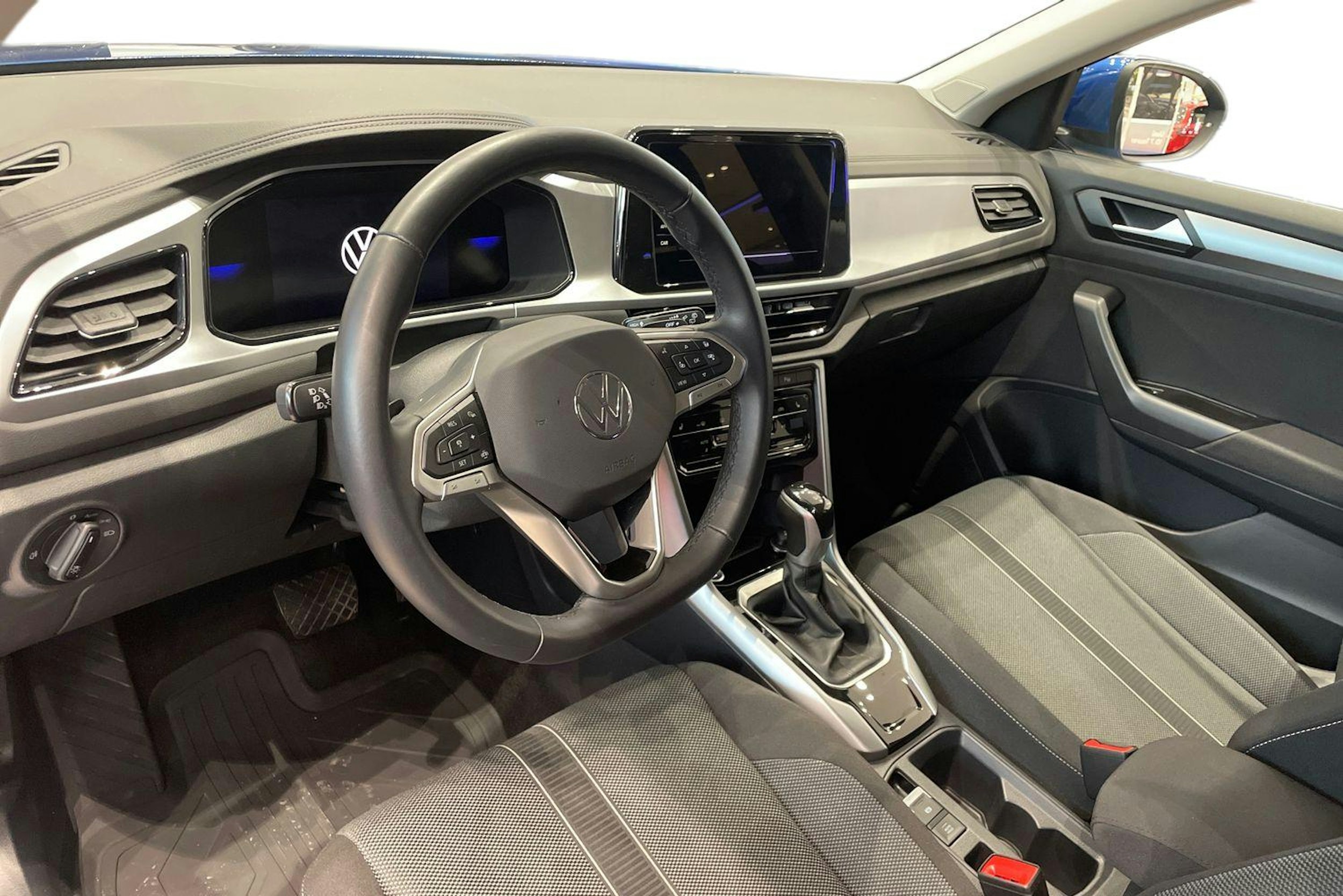 sininen Volkswagen T-Roc 2024 kuva 6.