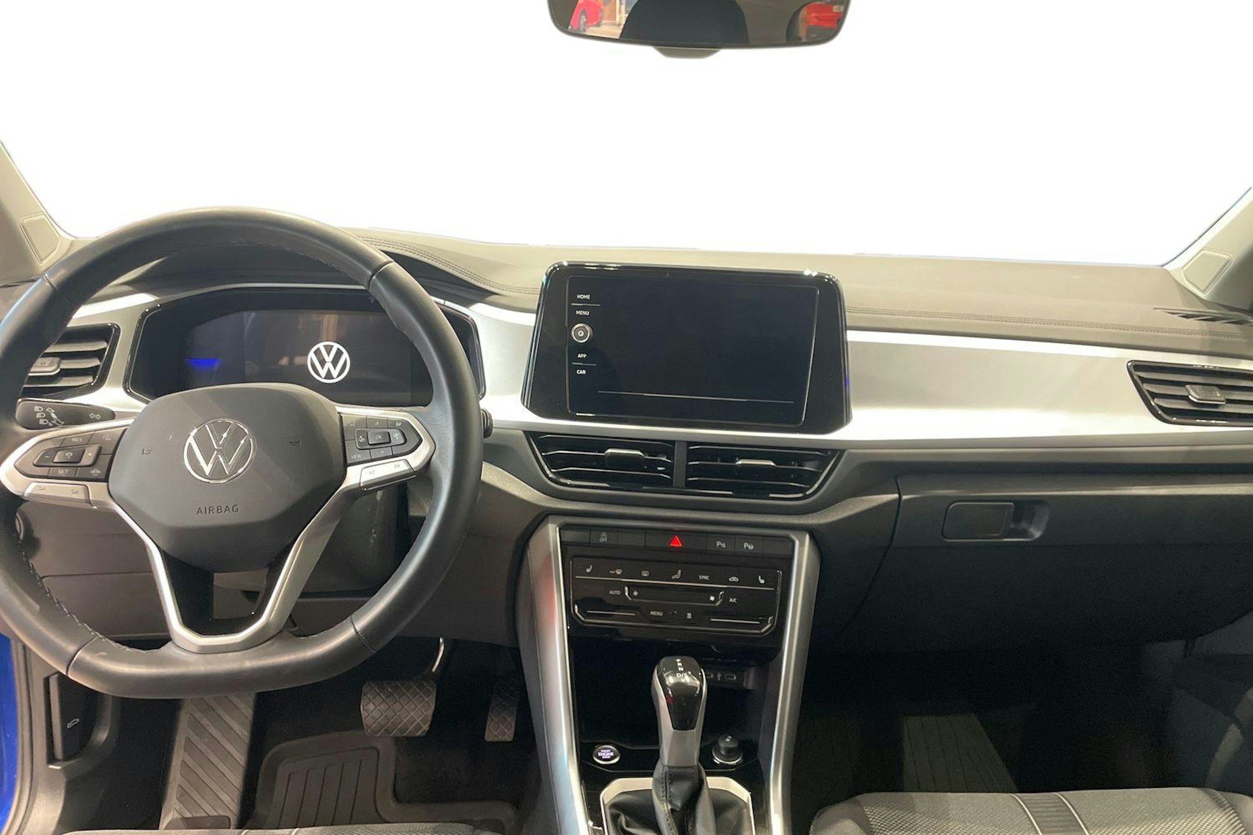 sininen Volkswagen T-Roc 2024 kuva 7.