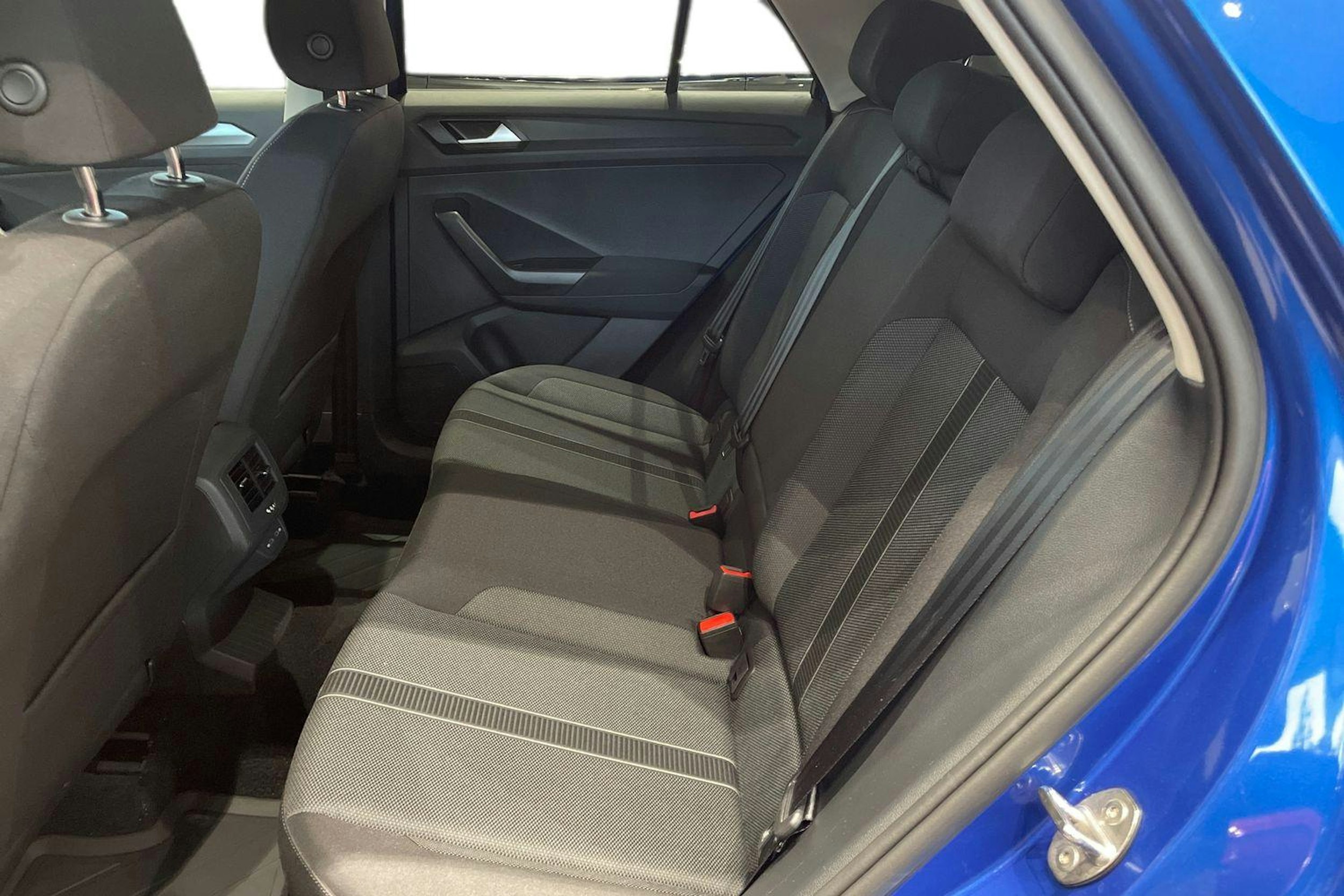 sininen Volkswagen T-Roc 2024 kuva 8.