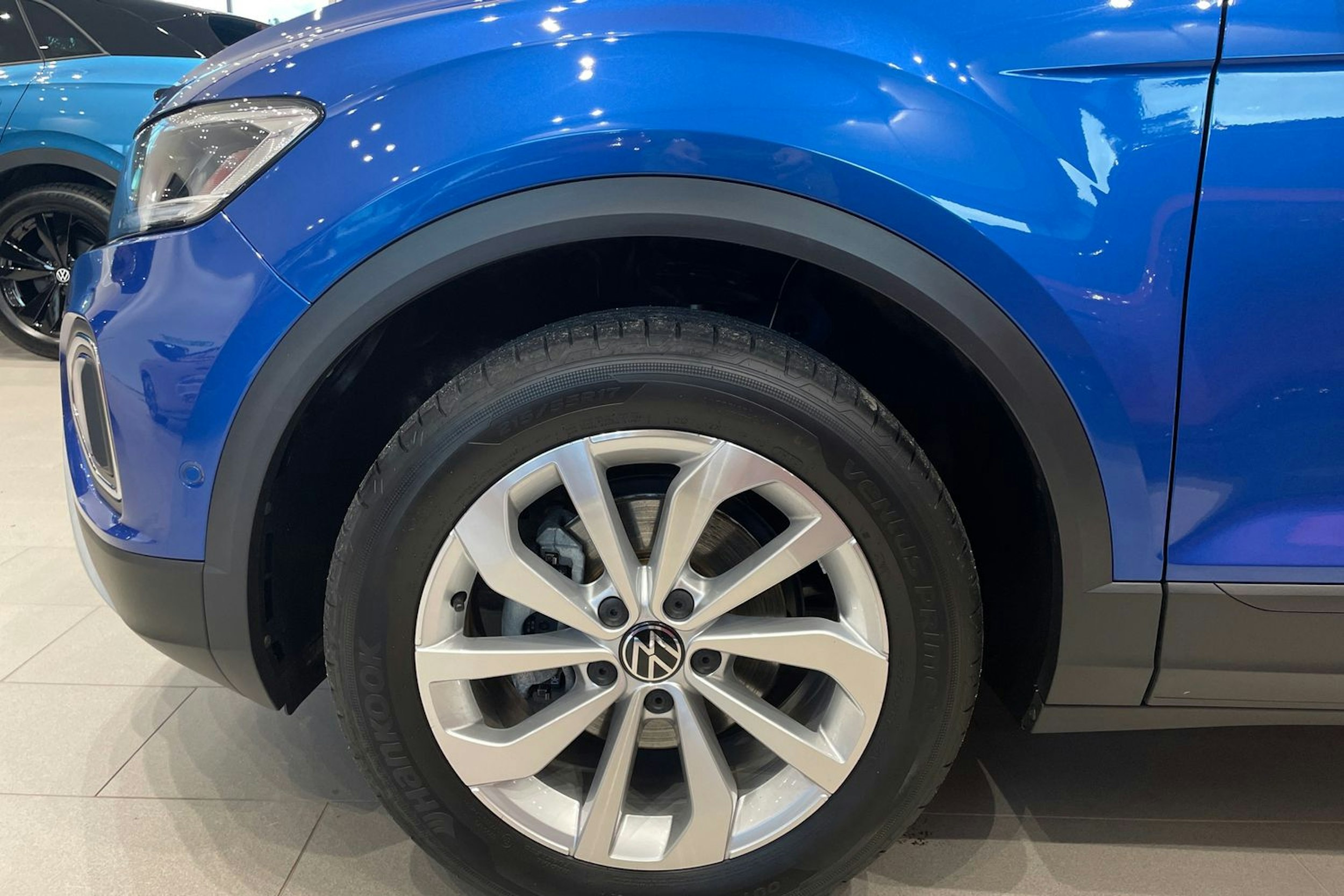 sininen Volkswagen T-Roc 2024 kuva 9.