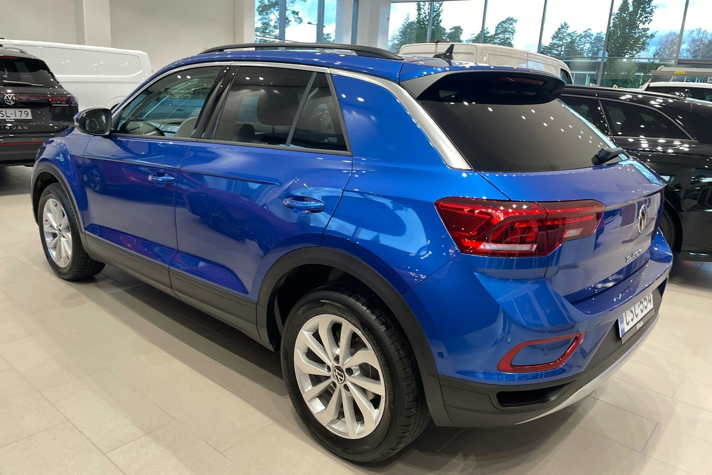 sininen Volkswagen T-Roc 2024 kuva 11.