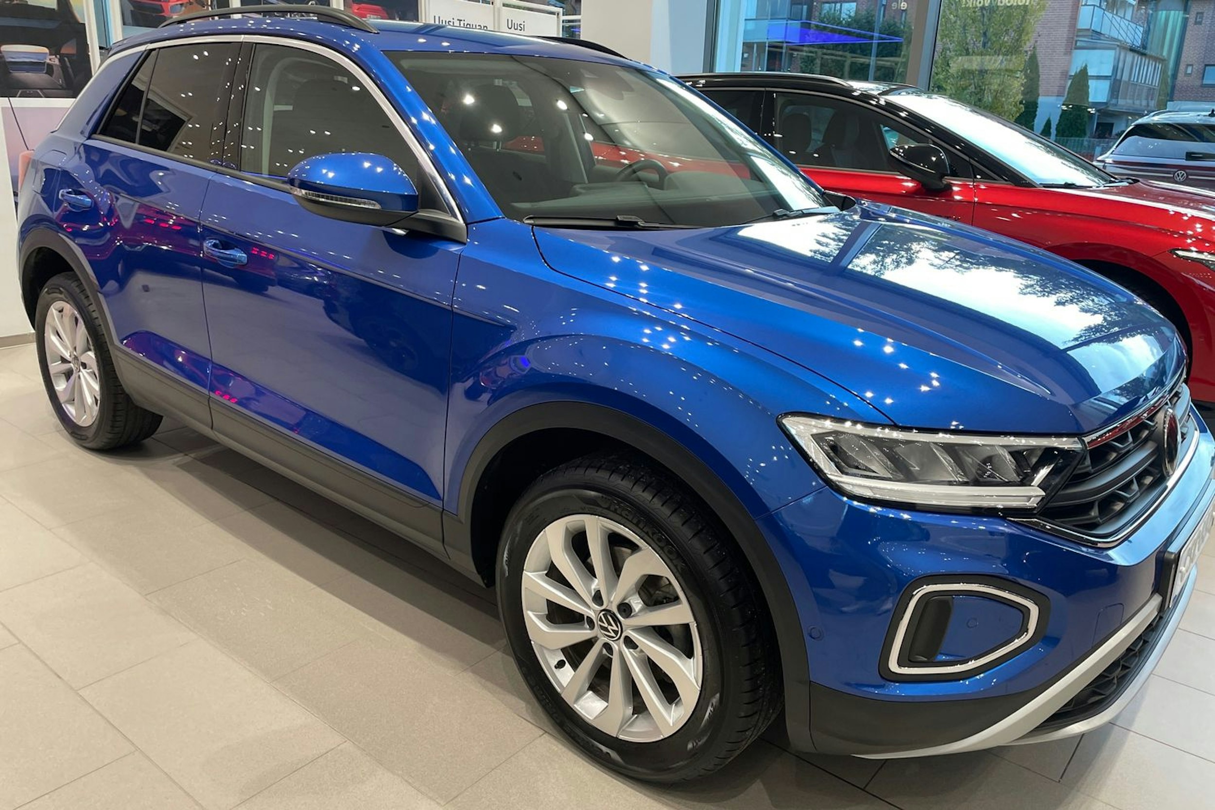 sininen Volkswagen T-Roc 2024 kuva 13.