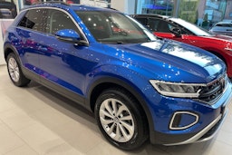 sininen Volkswagen T-Roc 2024 kuva 13.