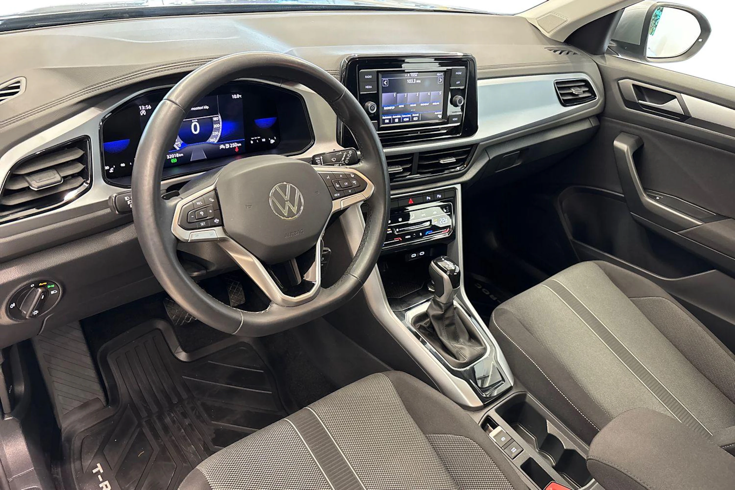Harmaa Volkswagen T-Roc 2024 kuva 6.