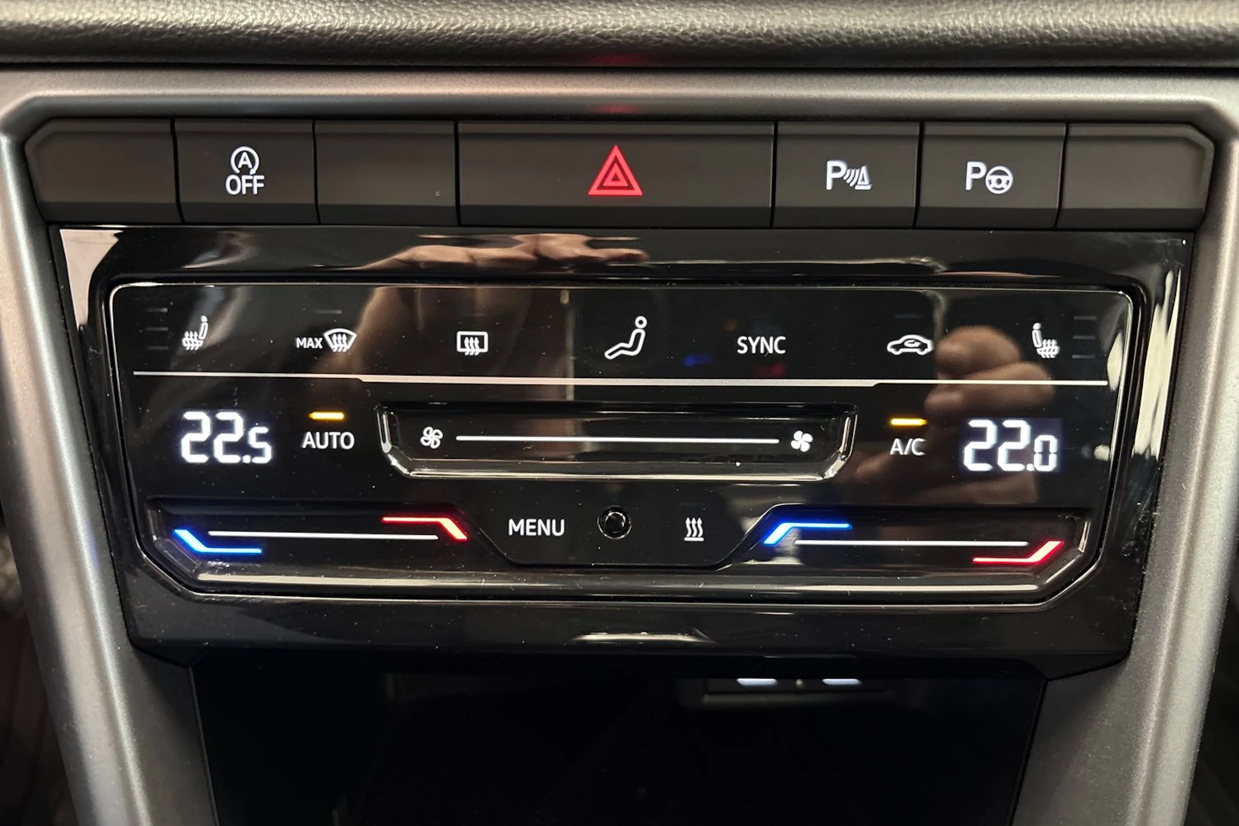 Harmaa Volkswagen T-Roc 2024 kuva 17.