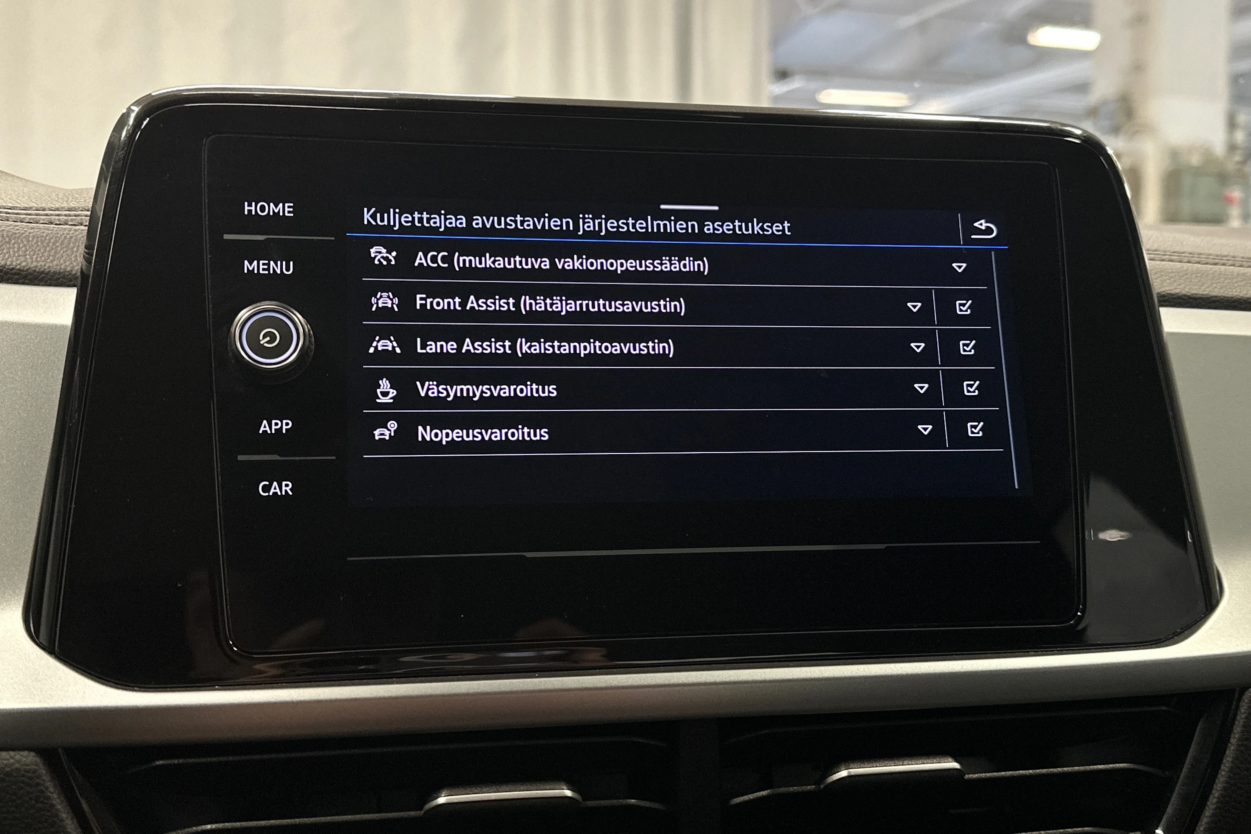 valkoinen Volkswagen T-Roc 2024 kuva 18.