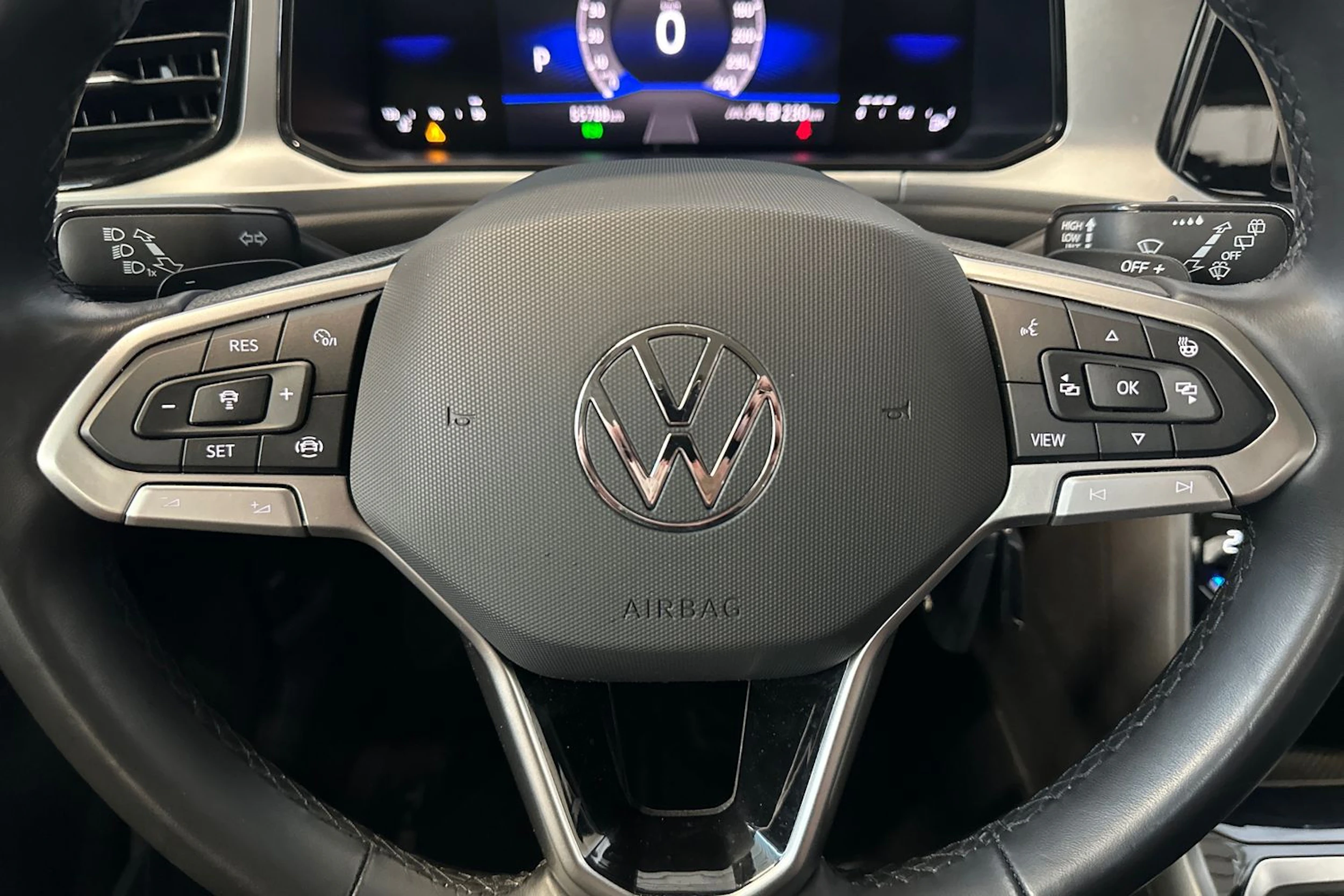 harmaa Volkswagen T-Roc 2024 kuva 17.