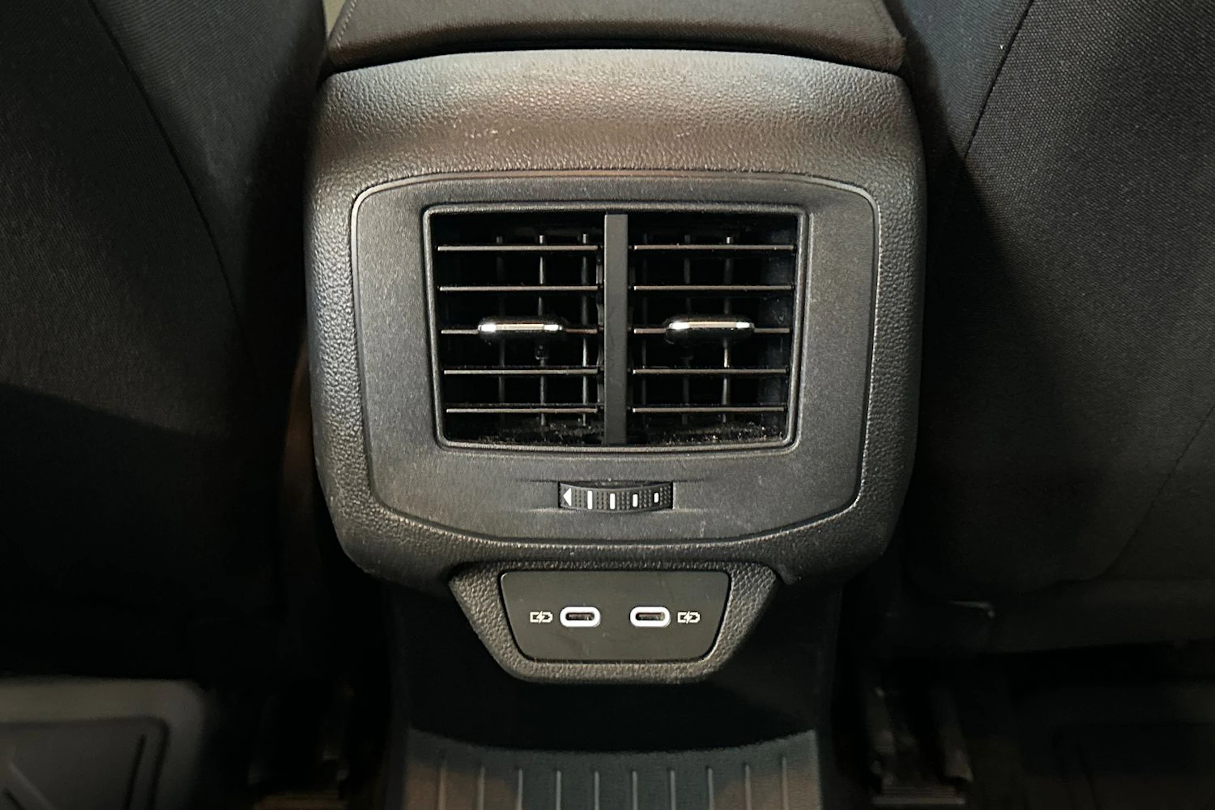 harmaa Volkswagen T-Roc 2024 kuva 28.