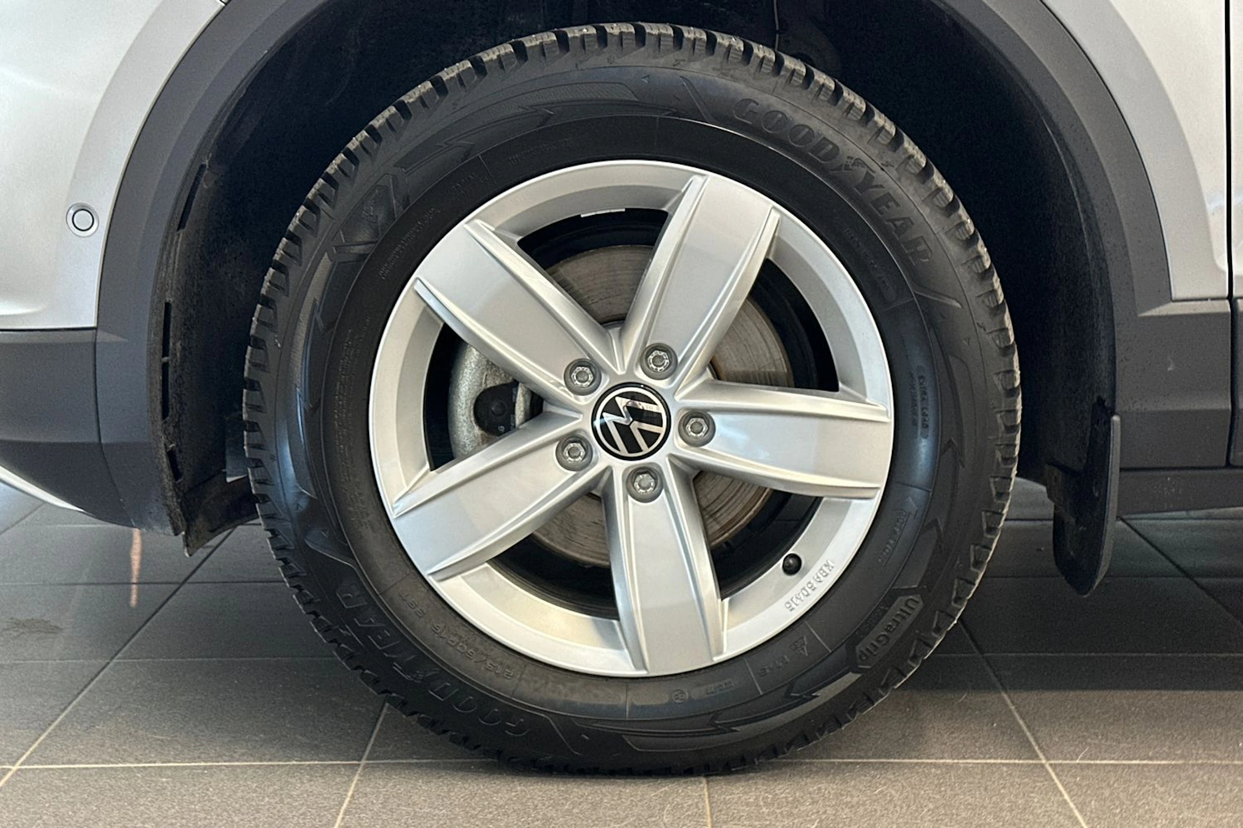harmaa Volkswagen T-Roc 2024 kuva 30.