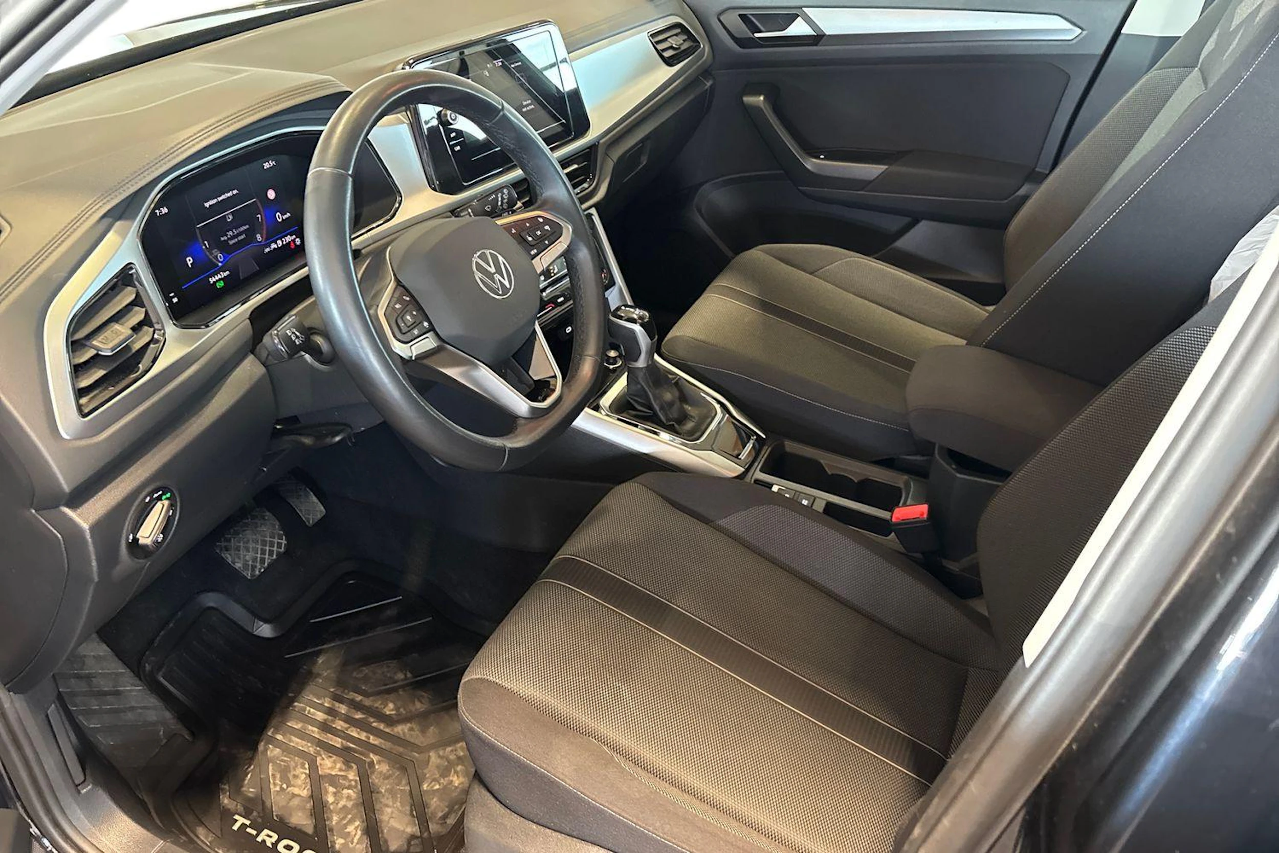 musta Volkswagen T-Roc 2024 kuva 8.