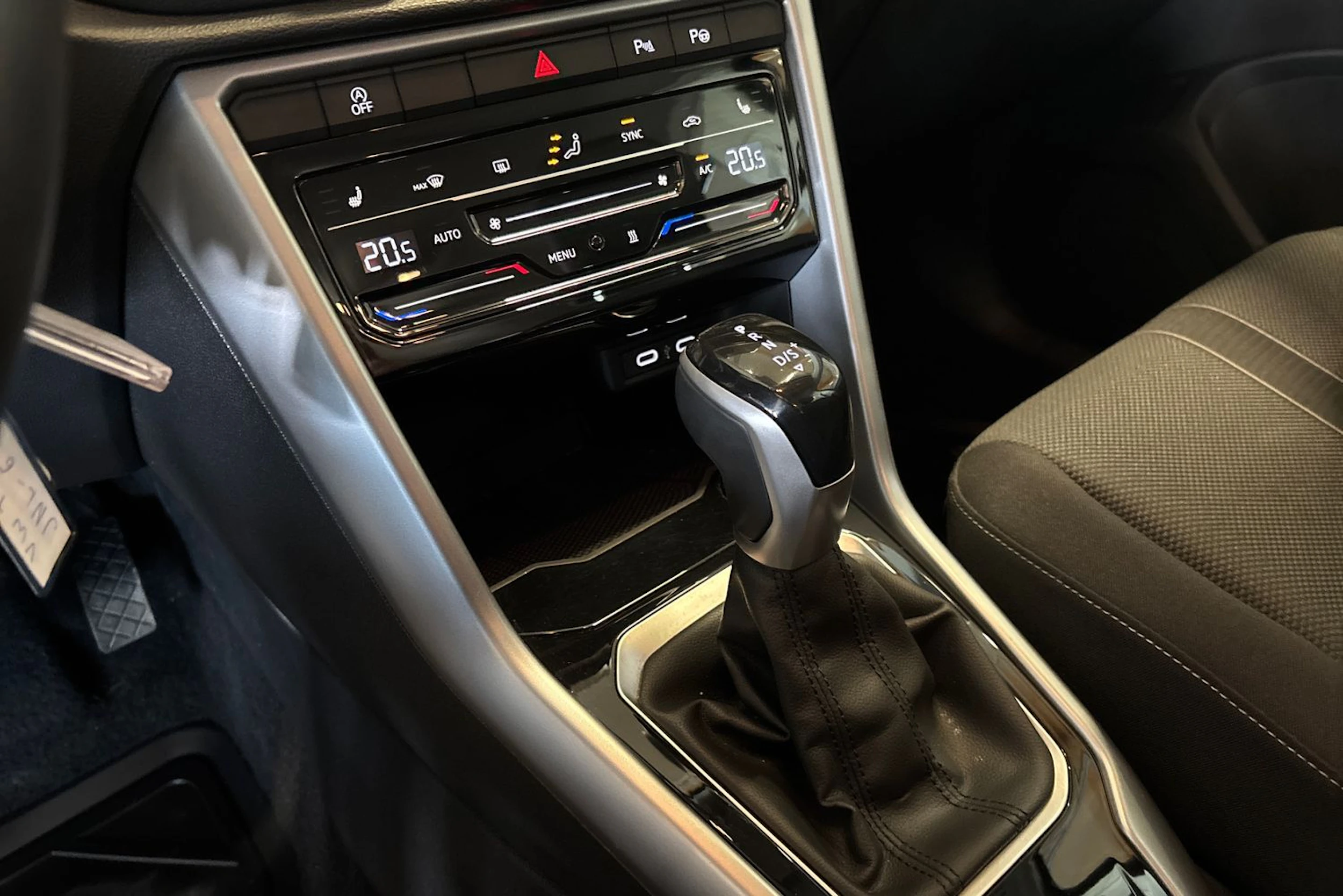 musta Volkswagen T-Roc 2024 kuva 18.