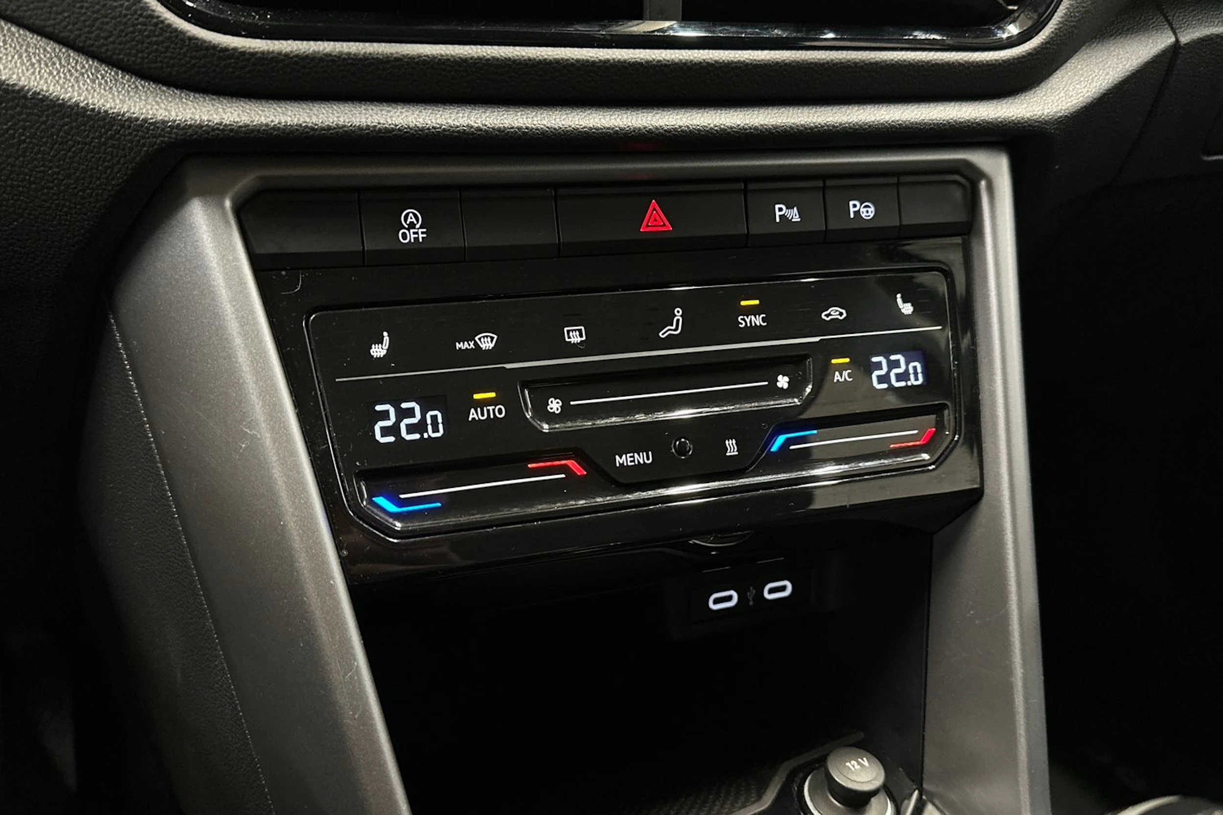 sininen Volkswagen T-Roc 2024 kuva 21.
