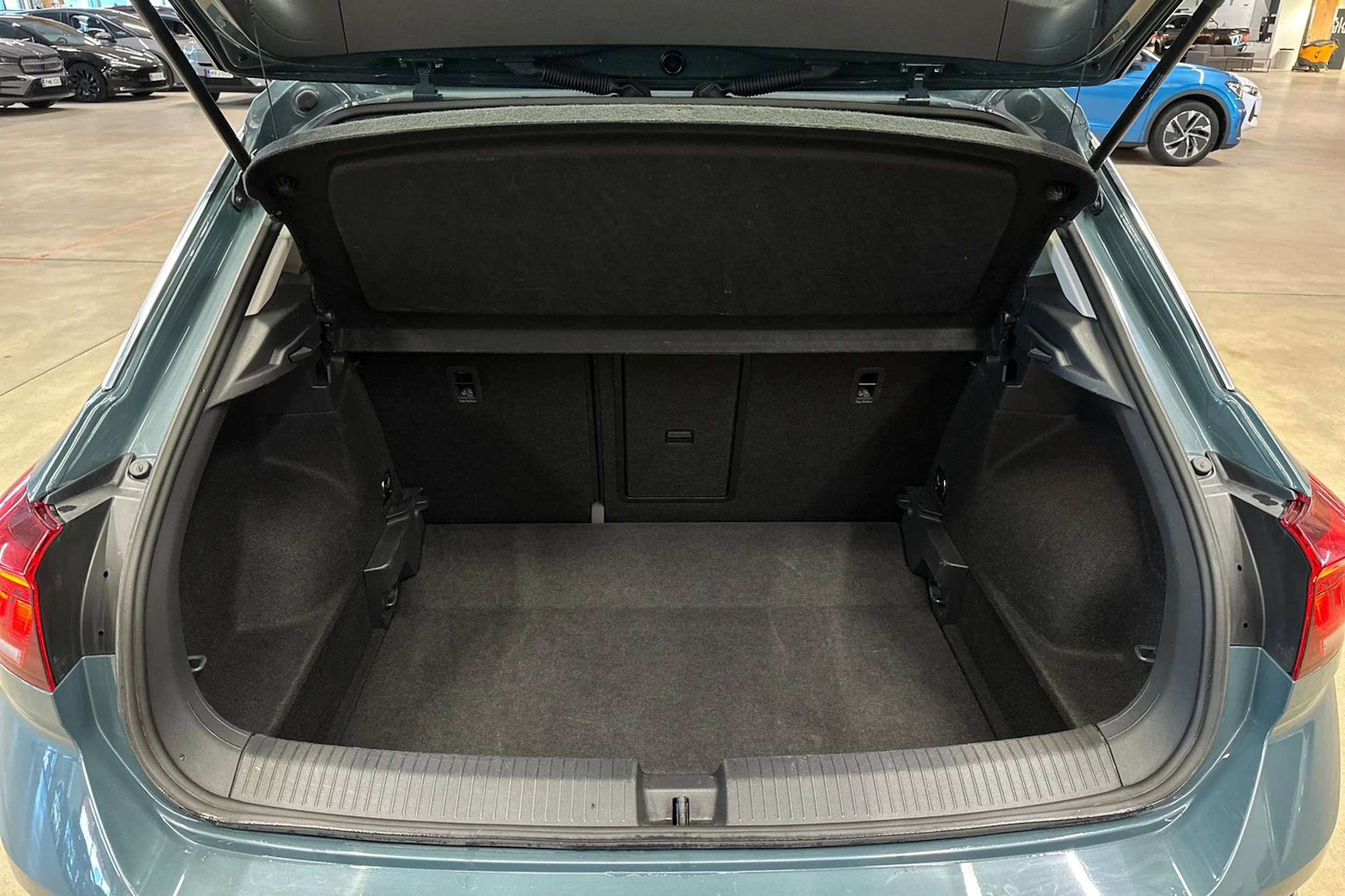 sininen Volkswagen T-Roc 2024 kuva 27.