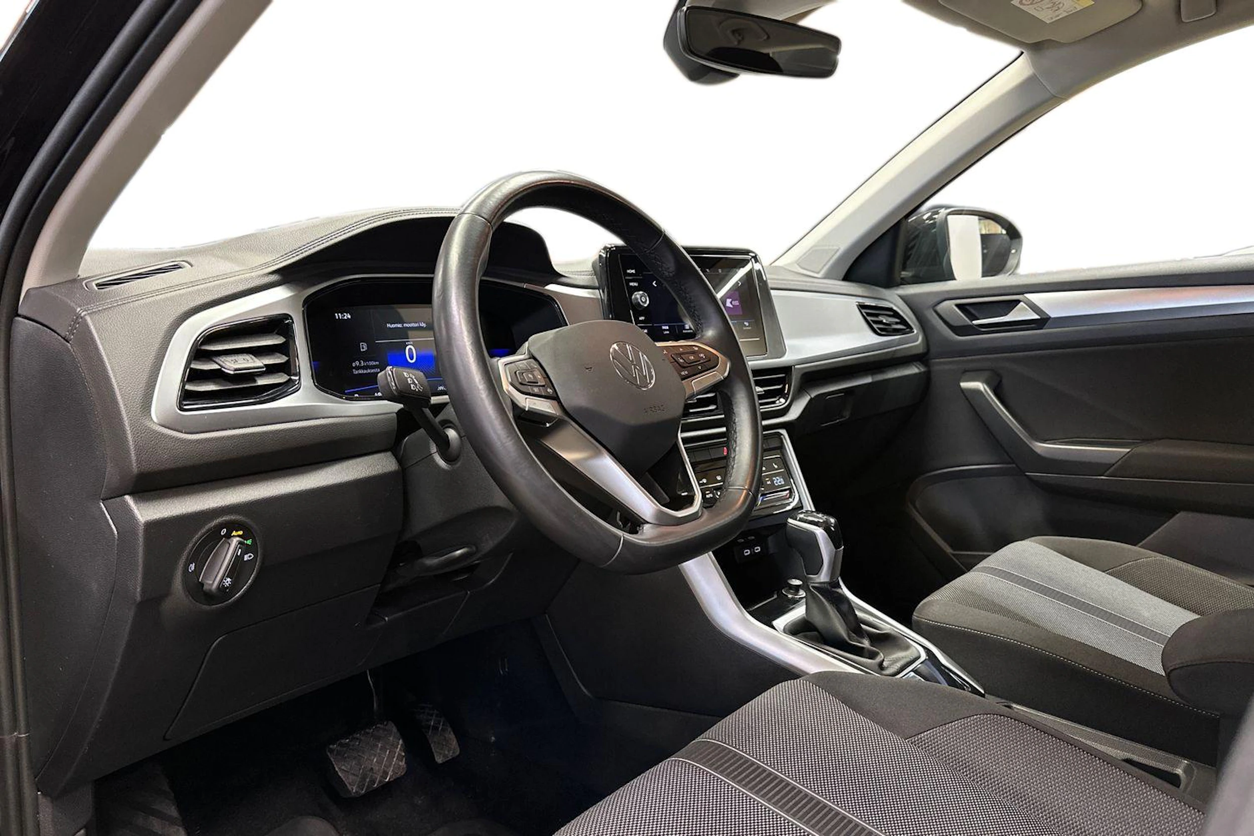 musta Volkswagen T-Roc 2024 kuva 8.
