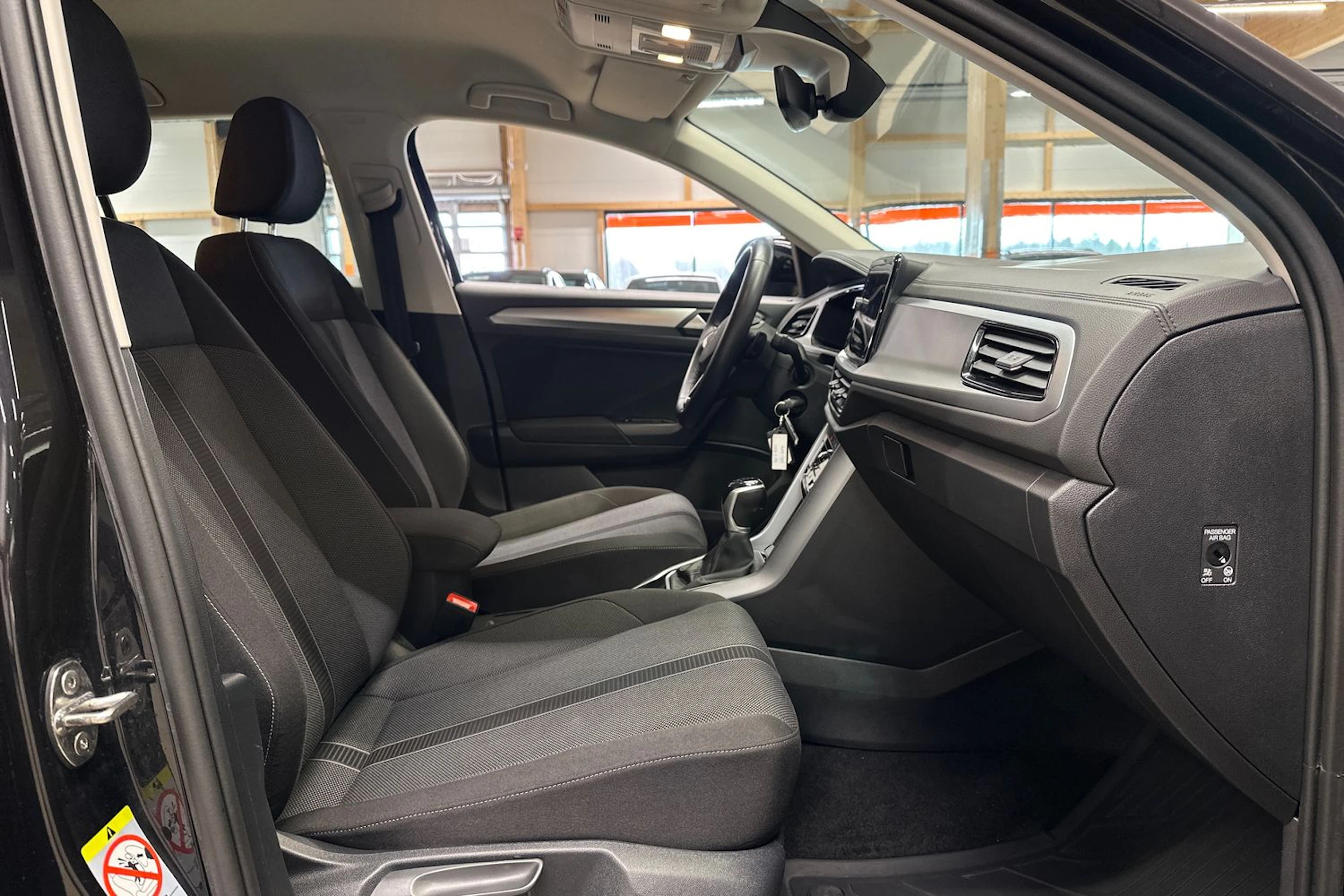 musta Volkswagen T-Roc 2024 kuva 15.