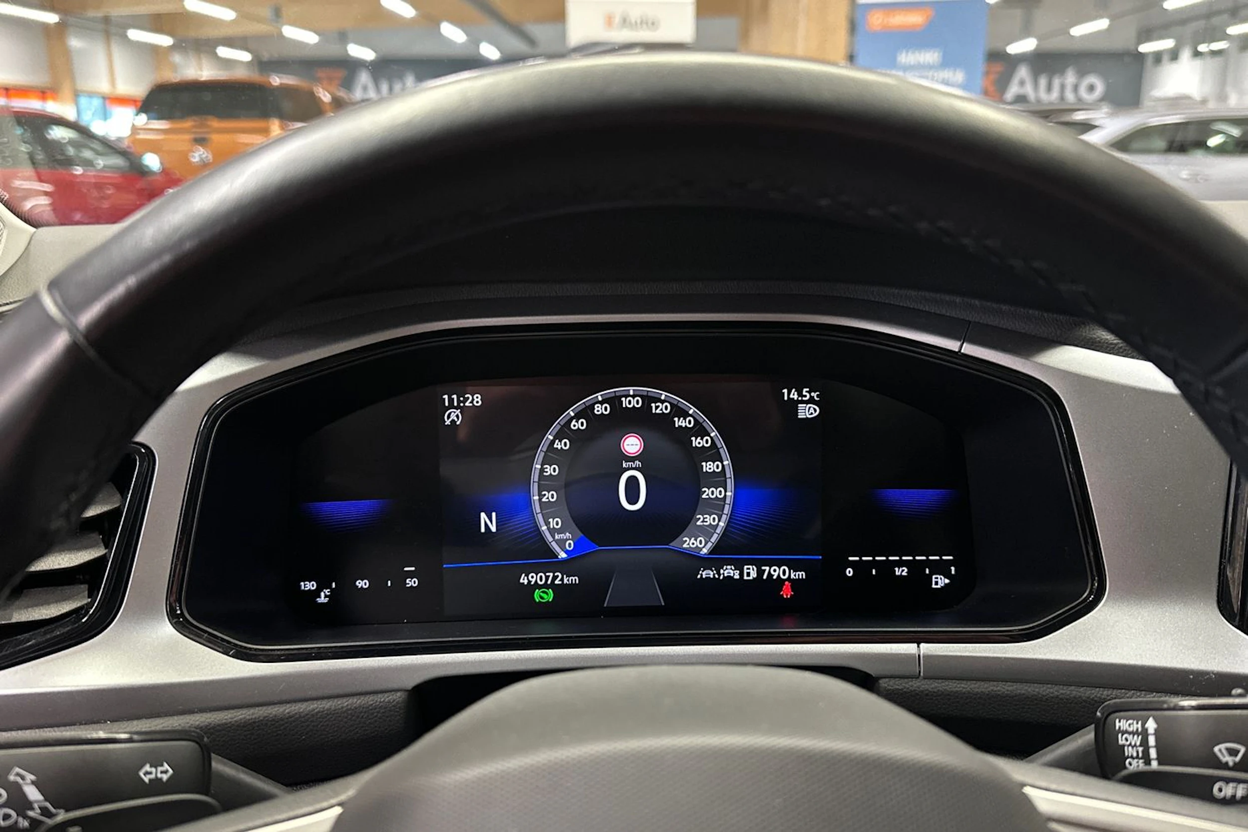musta Volkswagen T-Roc 2024 kuva 23.