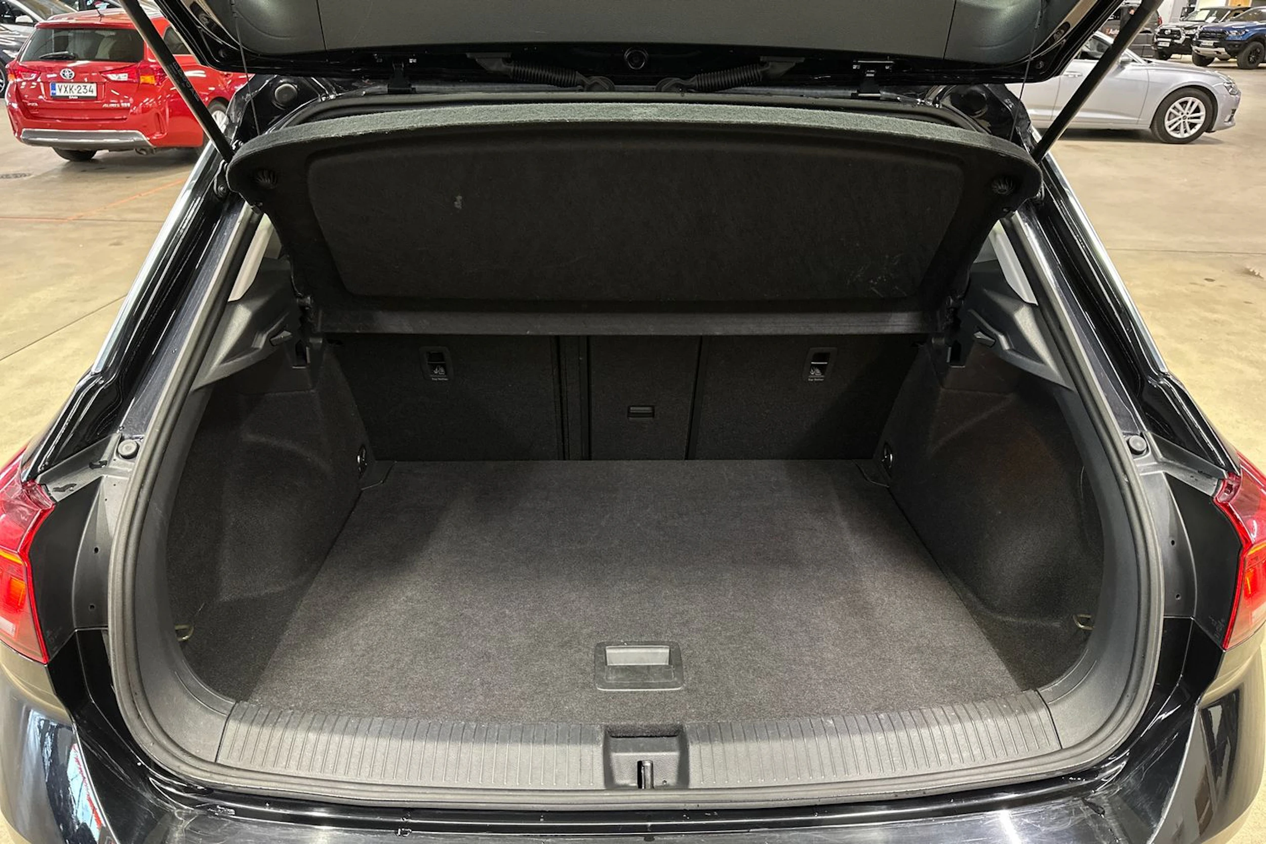 musta Volkswagen T-Roc 2024 kuva 29.