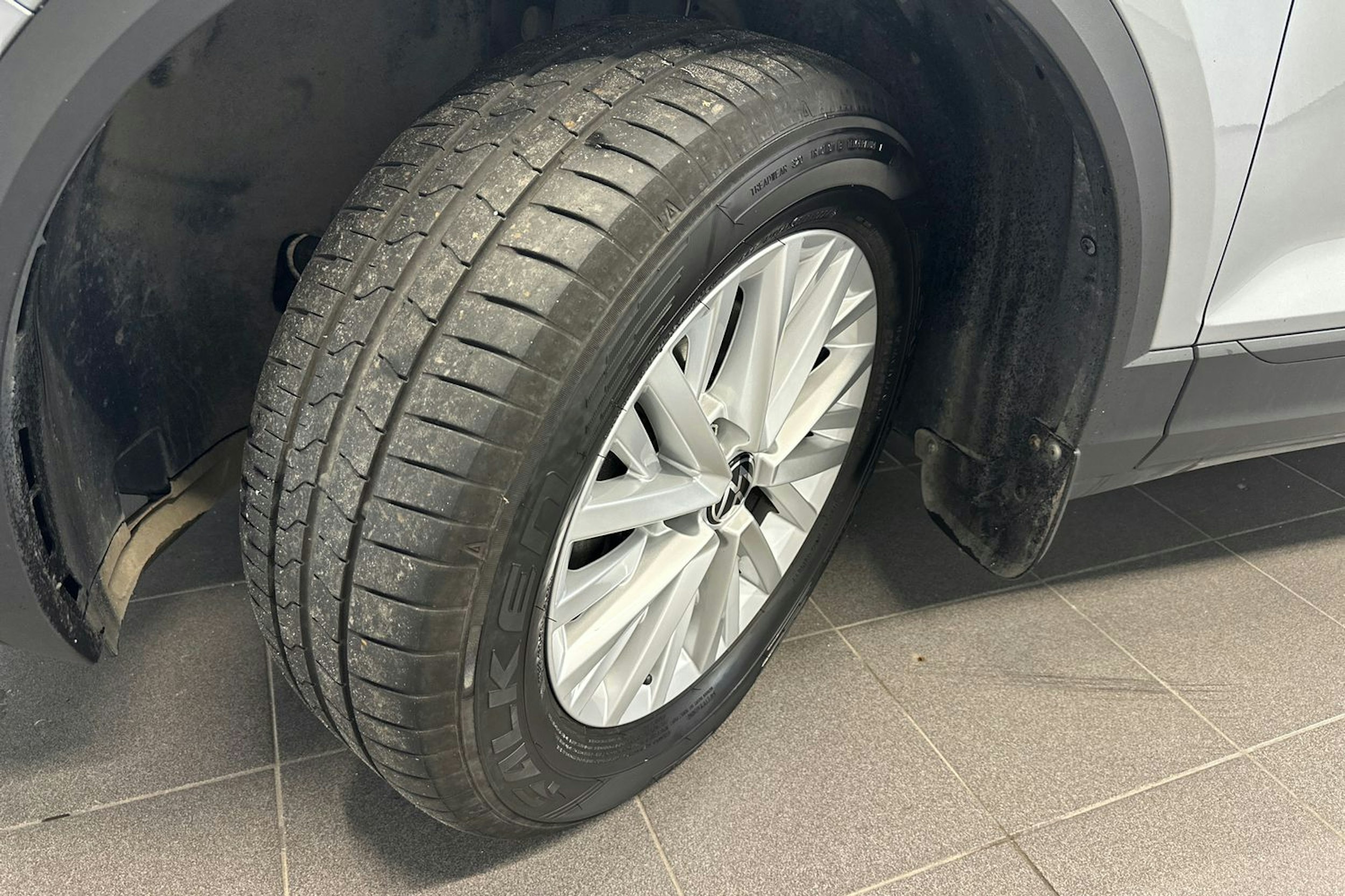 harmaa Volkswagen T-Roc 2024 kuva 11.