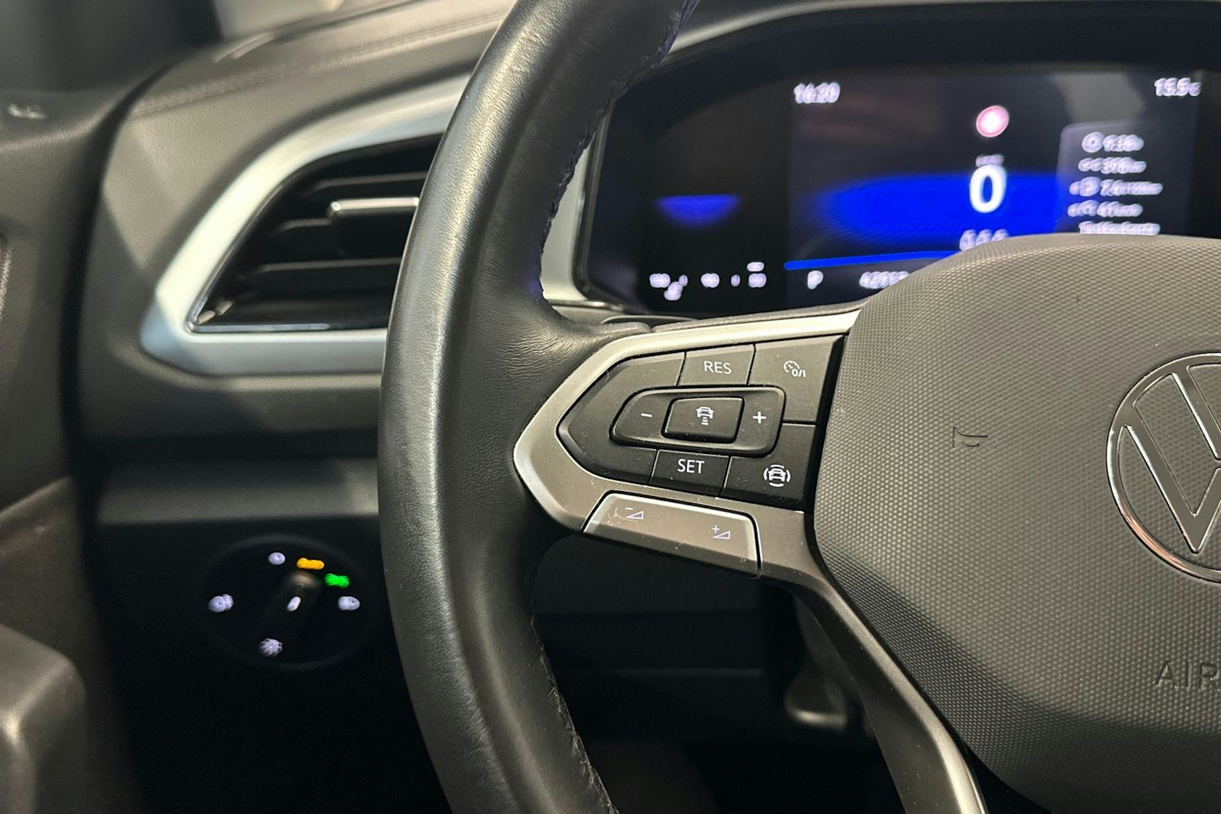 harmaa Volkswagen T-Roc 2024 kuva 16.