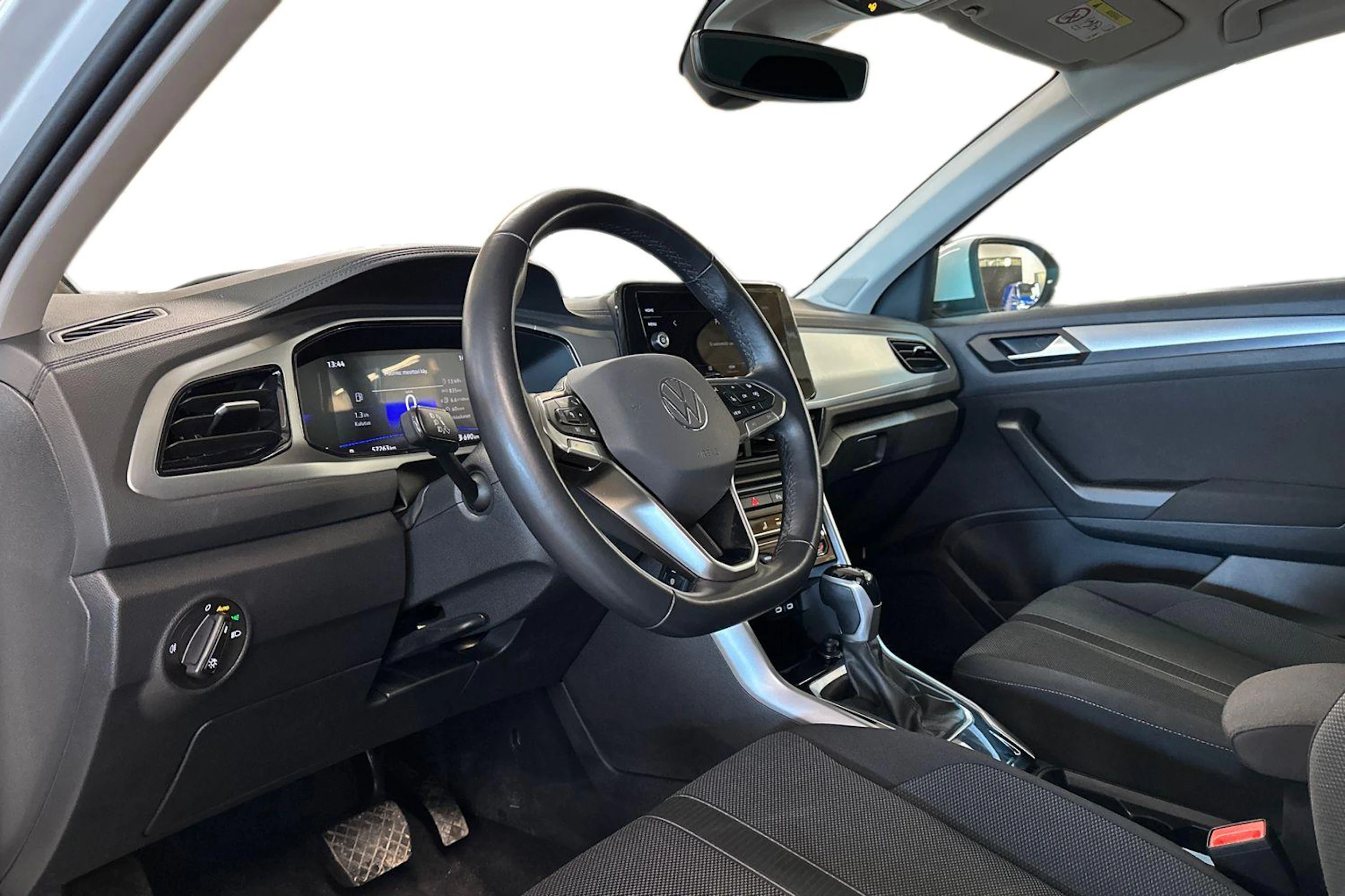 valkoinen Volkswagen T-Roc 2024 kuva 6.