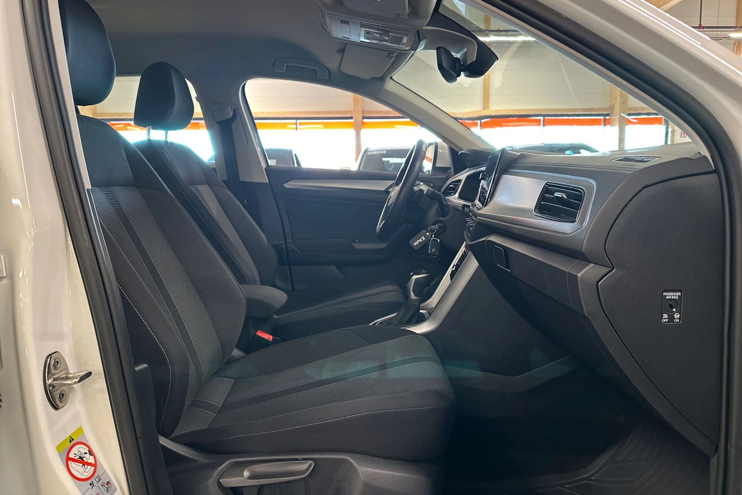 valkoinen Volkswagen T-Roc 2024 kuva 10.