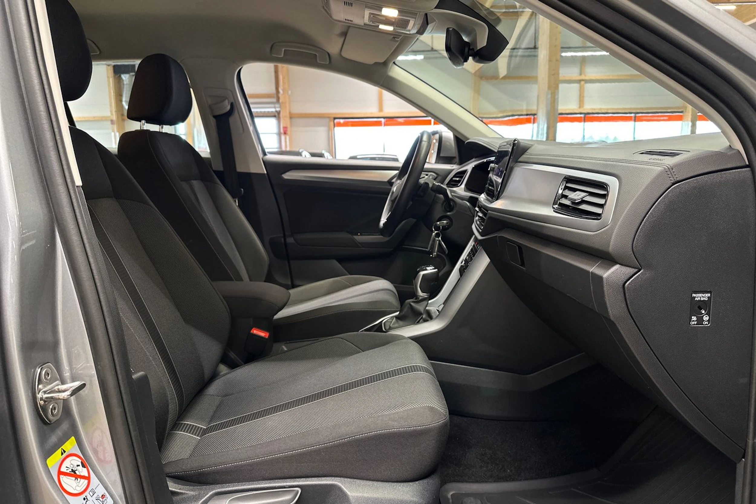 harmaa Volkswagen T-Roc 2024 kuva 13.