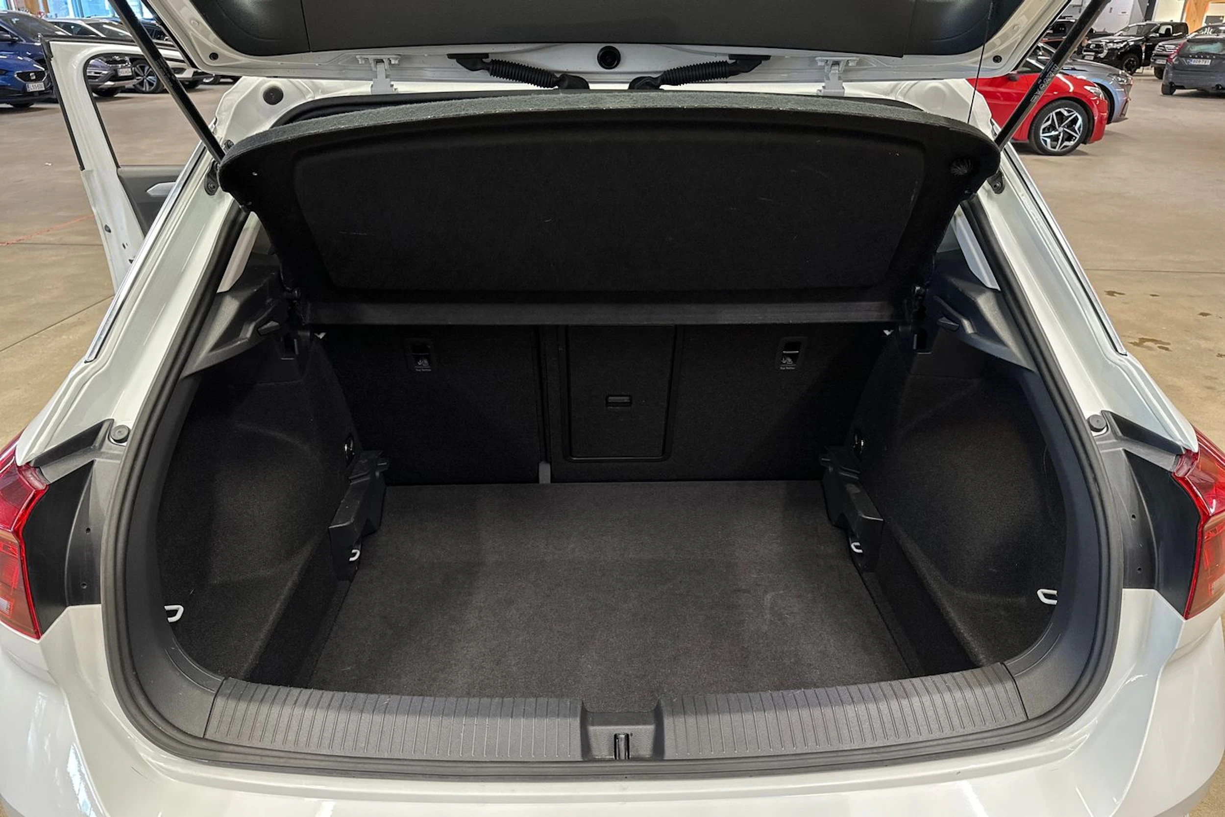 valkoinen Volkswagen T-Roc 2024 kuva 27.