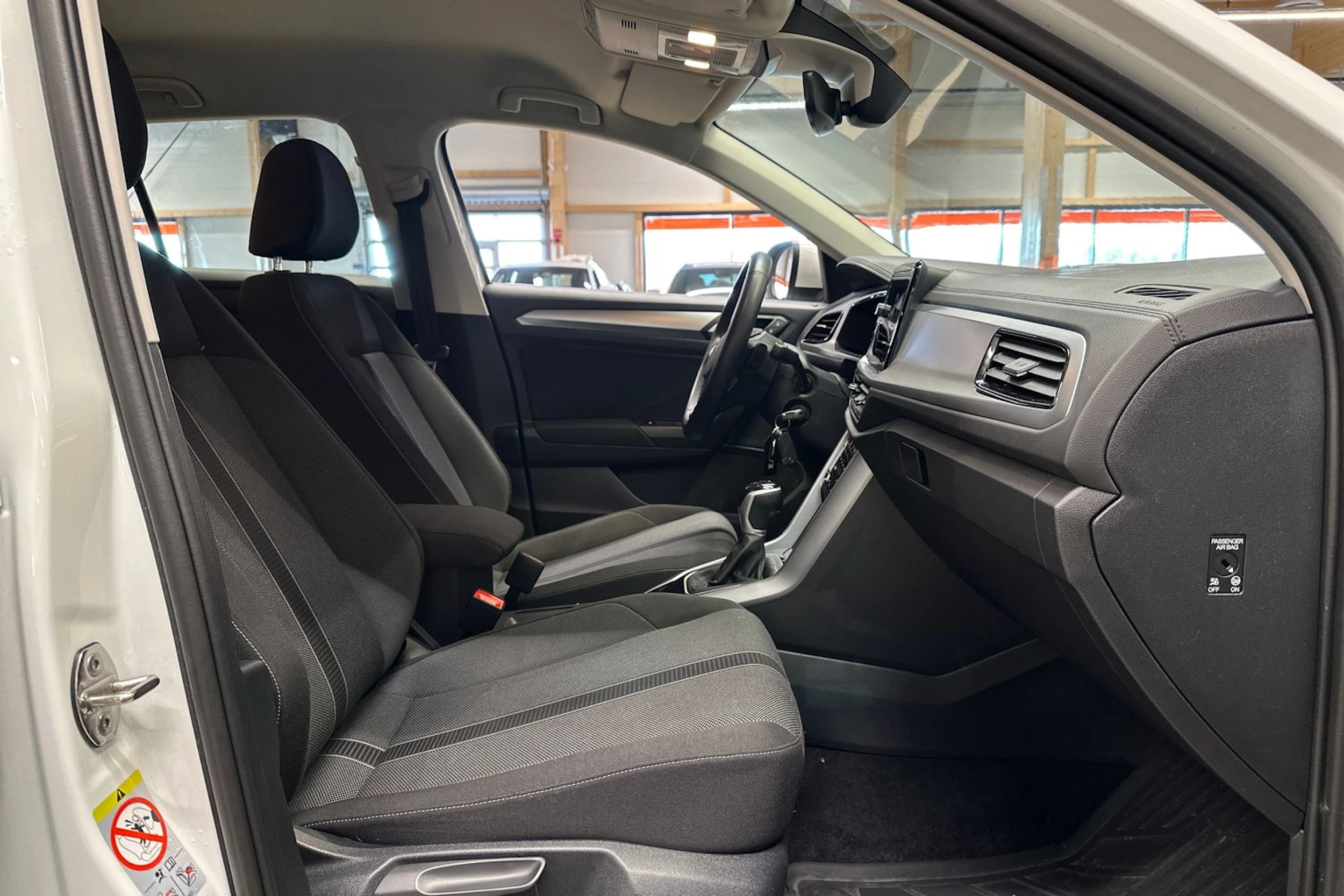 valkoinen Volkswagen T-Roc 2024 kuva 10.