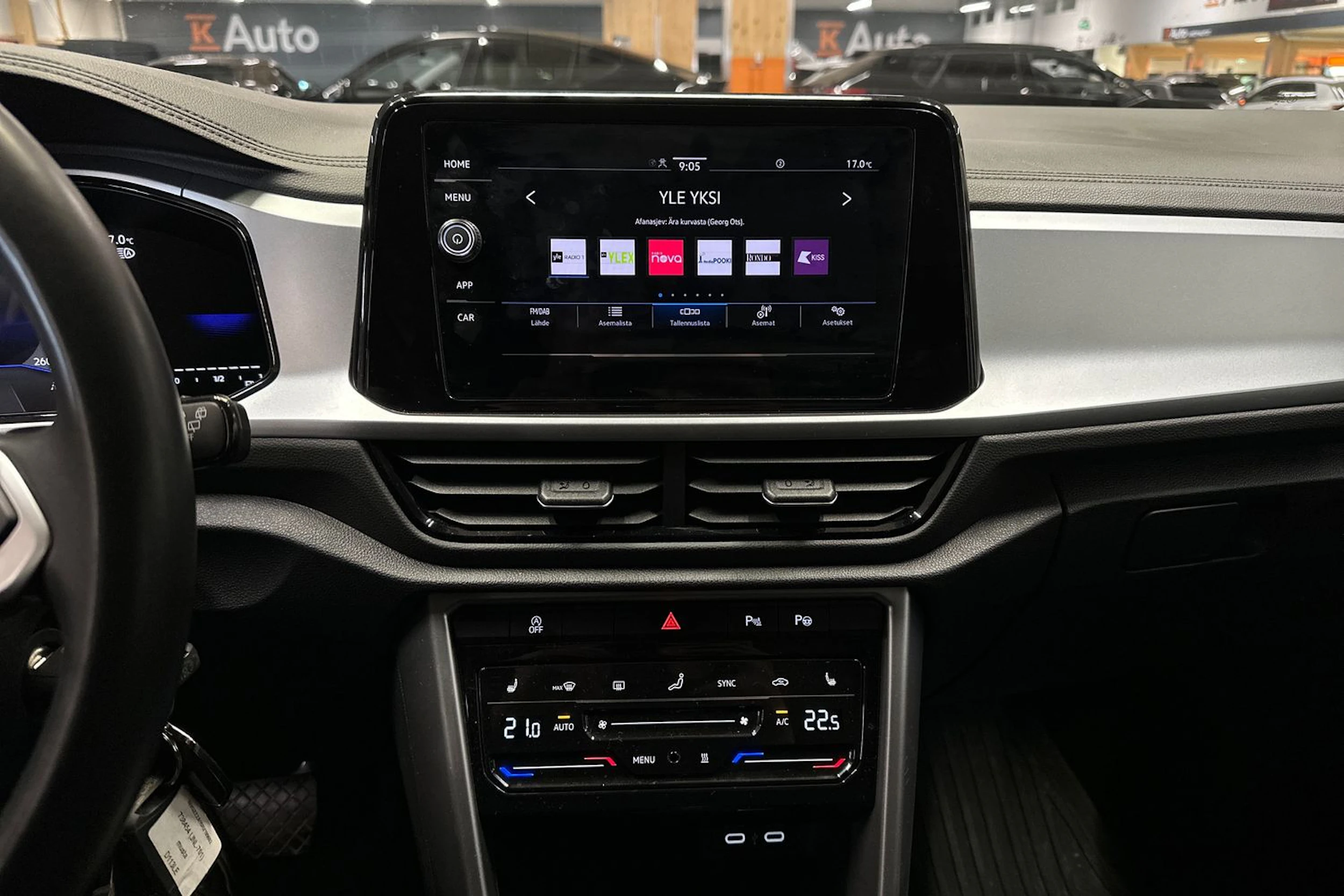 musta Volkswagen T-Roc 2024 kuva 14.