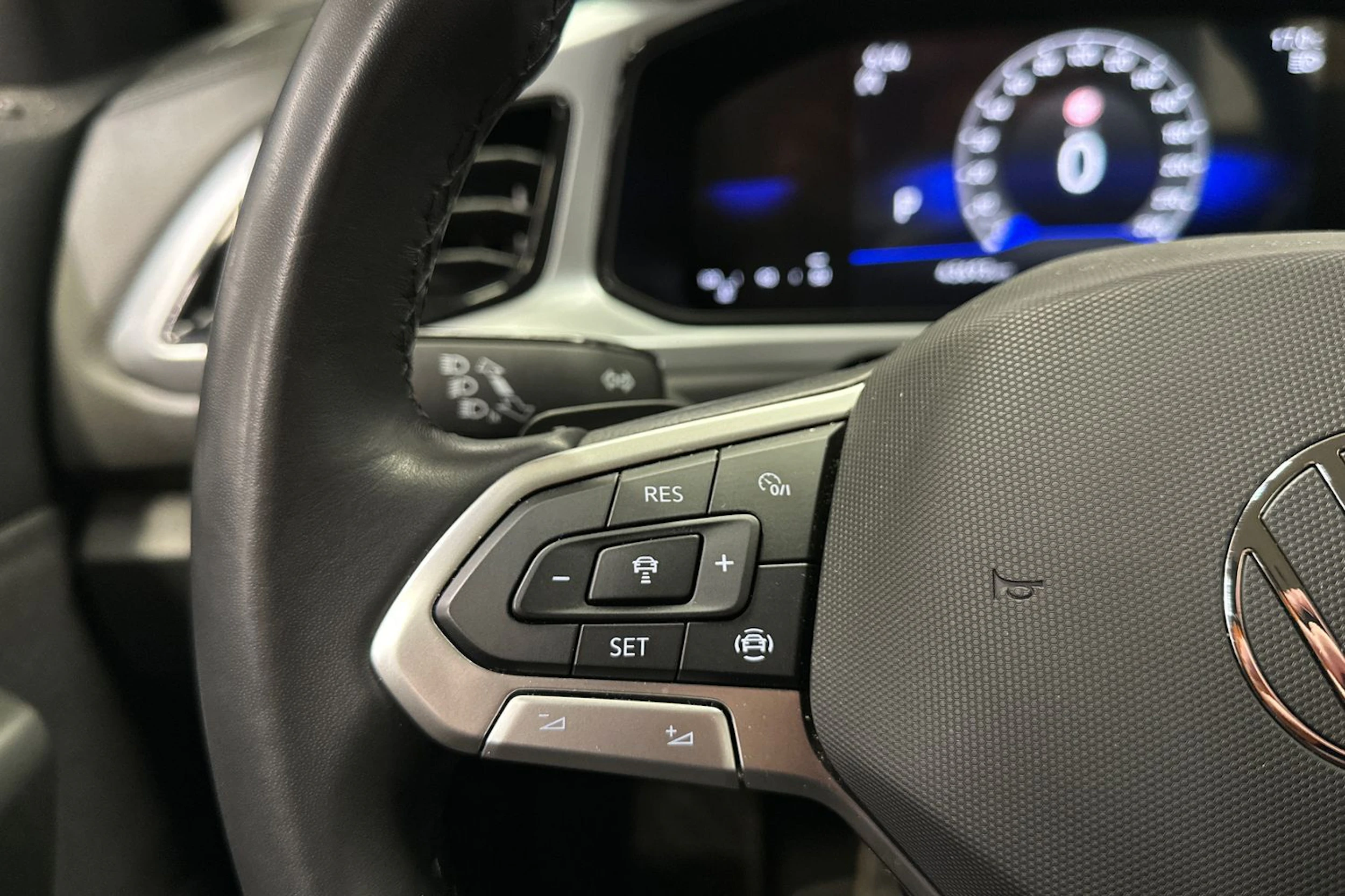 musta Volkswagen T-Roc 2024 kuva 16.