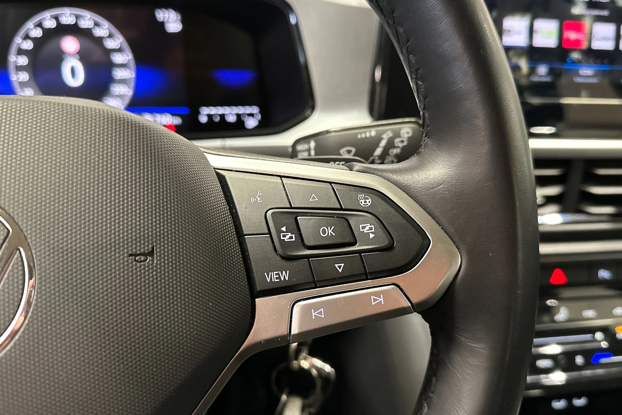 musta Volkswagen T-Roc 2024 kuva 17.