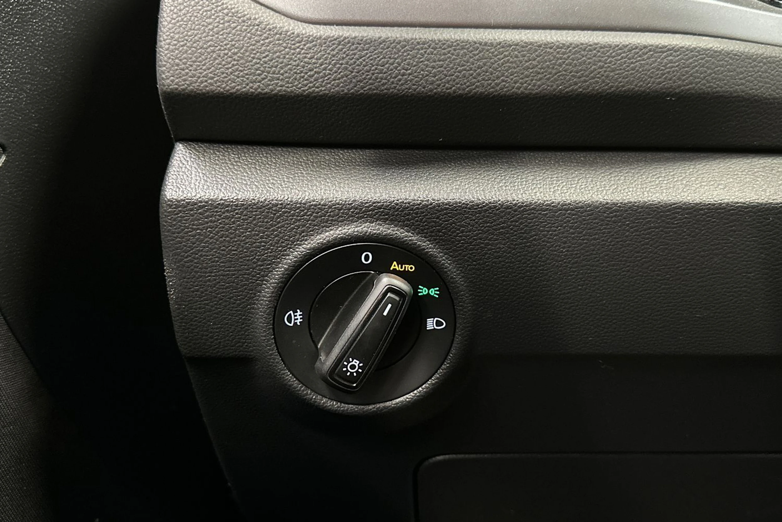 musta Volkswagen T-Roc 2024 kuva 18.